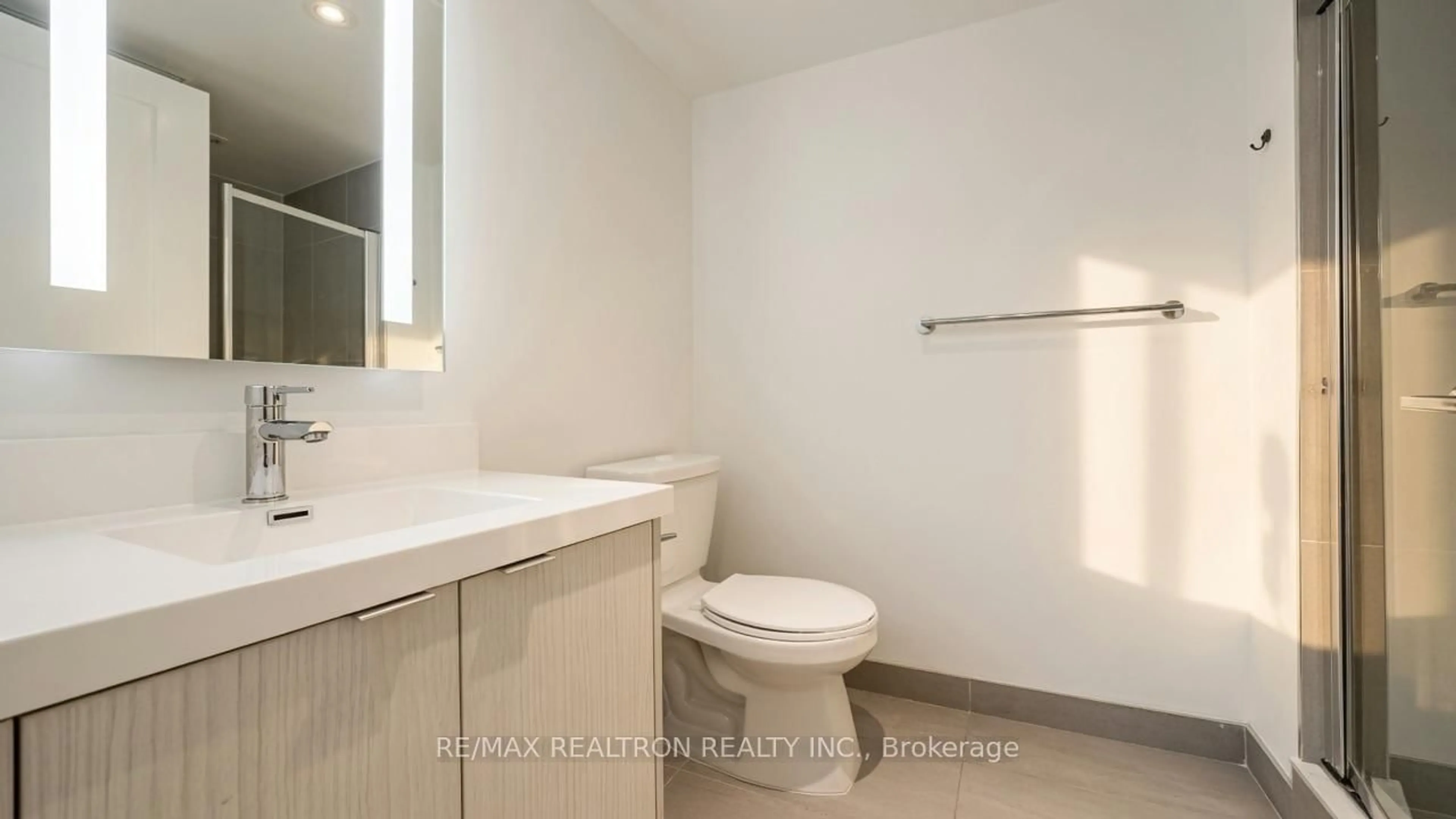 Standard bathroom, ceramic/tile floor for 5 Mabelle Ave #2533, Toronto Ontario M9A 0C8