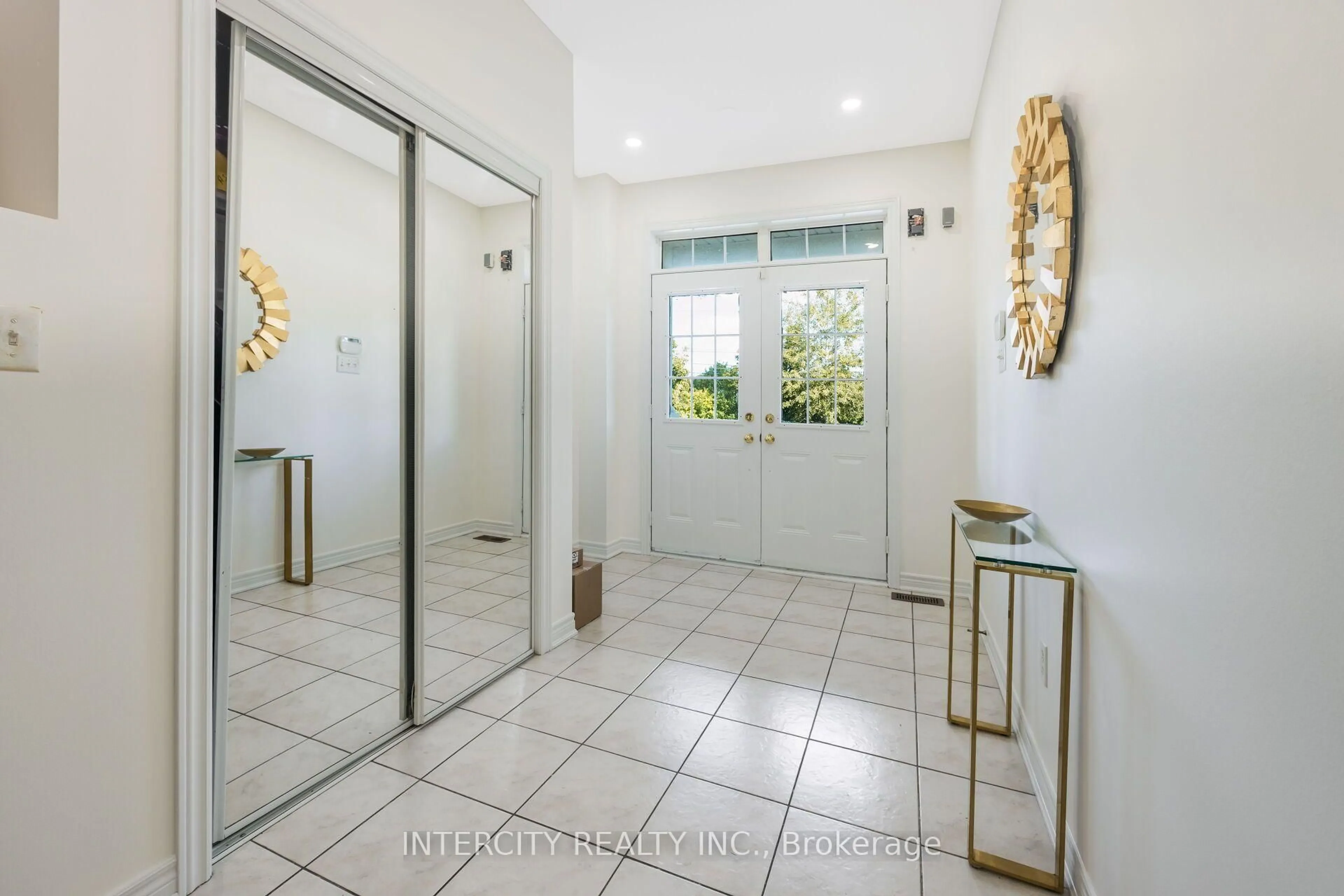 Indoor entryway for 50 Royal Vista Rd, Brampton Ontario L6Y 0N5
