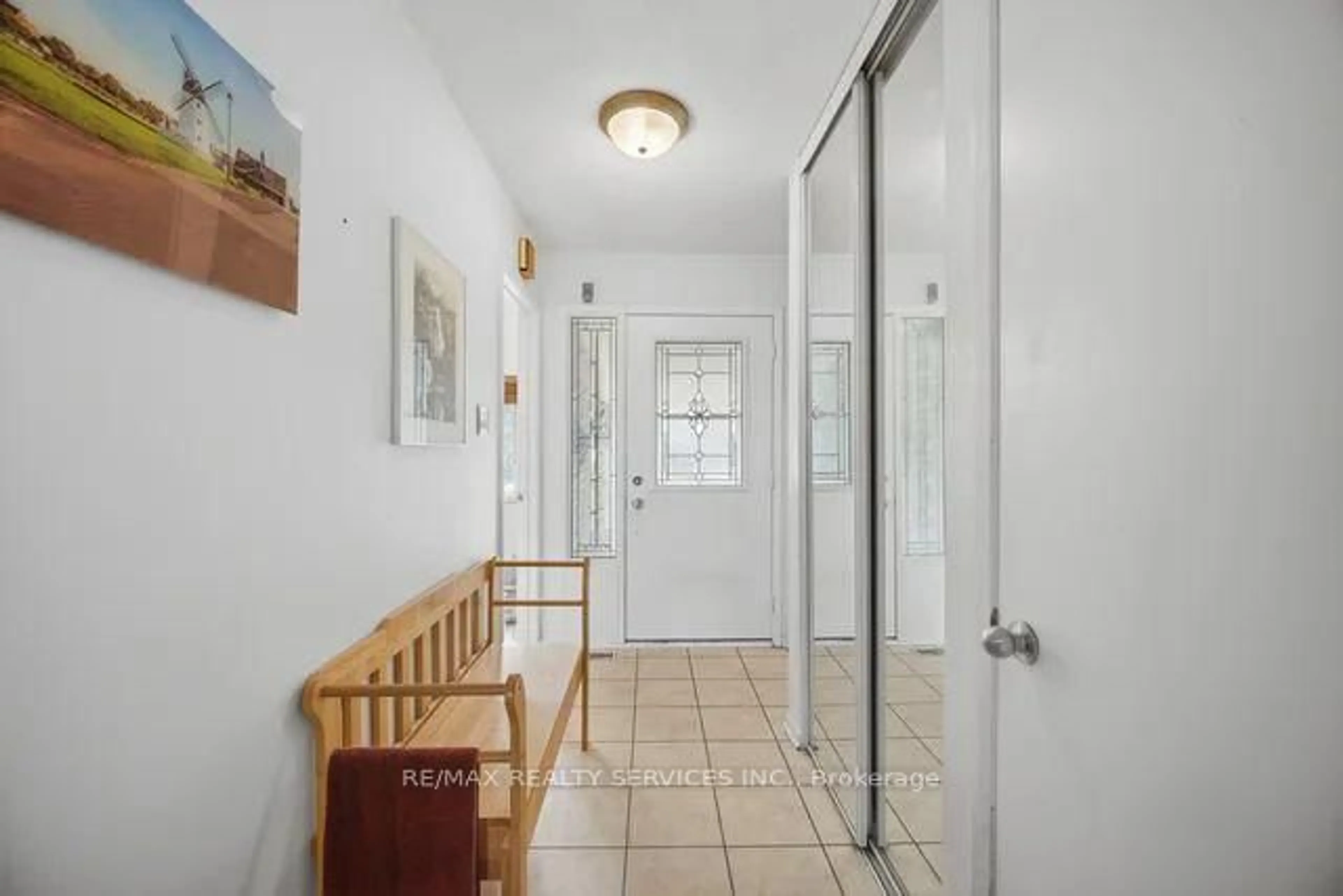 Indoor entryway for 26 Fanshawe Dr, Brampton Ontario L6Z 1A9