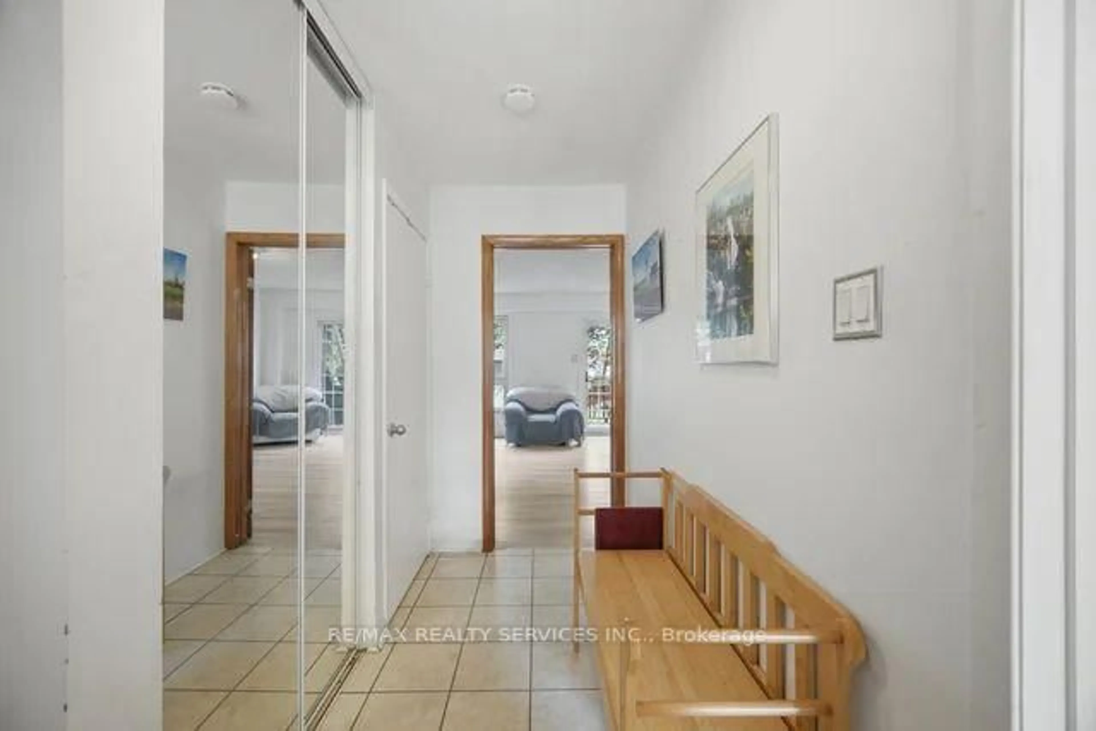 Indoor foyer for 26 Fanshawe Dr, Brampton Ontario L6Z 1A9