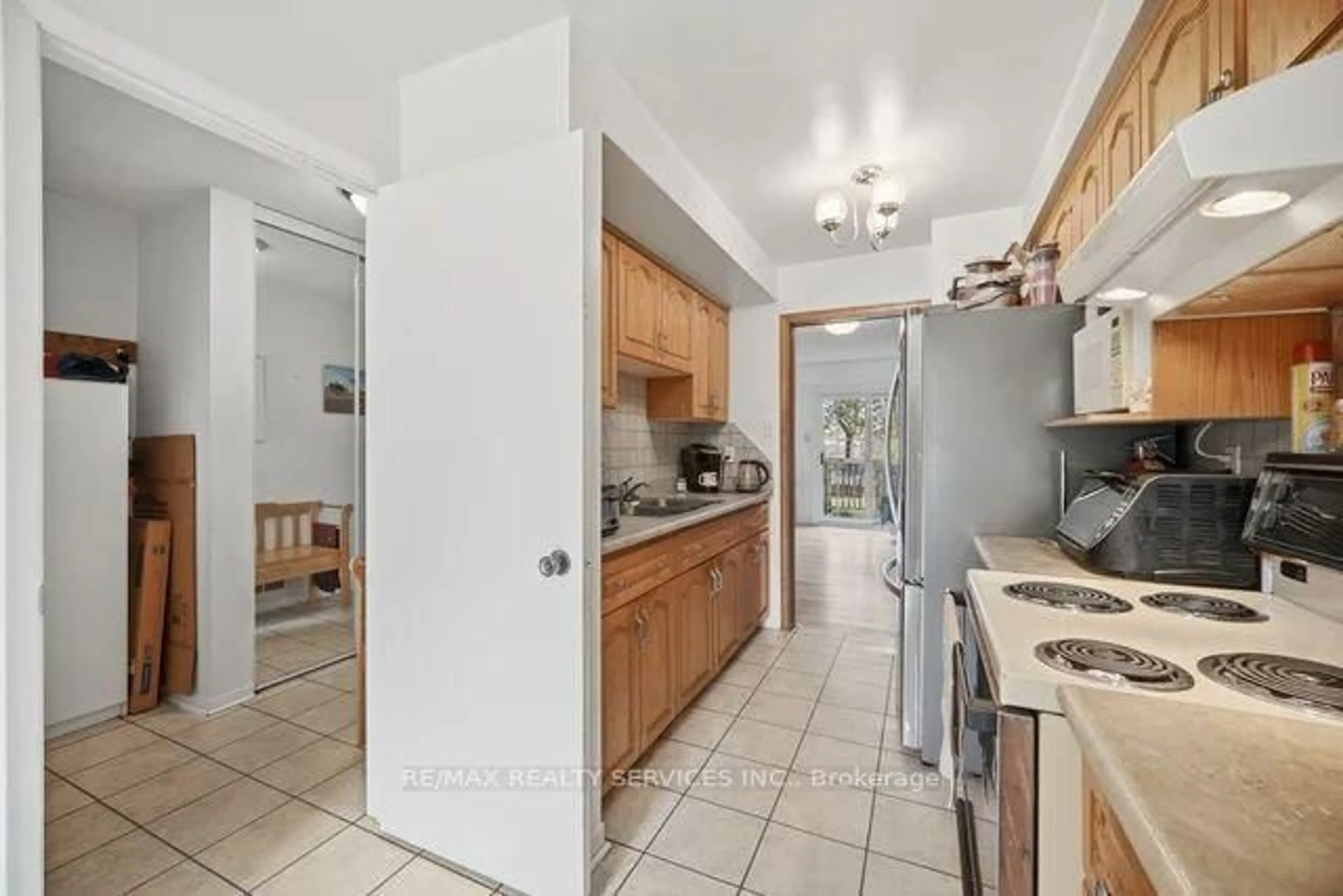 Standard kitchen, ceramic/tile floor for 26 Fanshawe Dr, Brampton Ontario L6Z 1A9