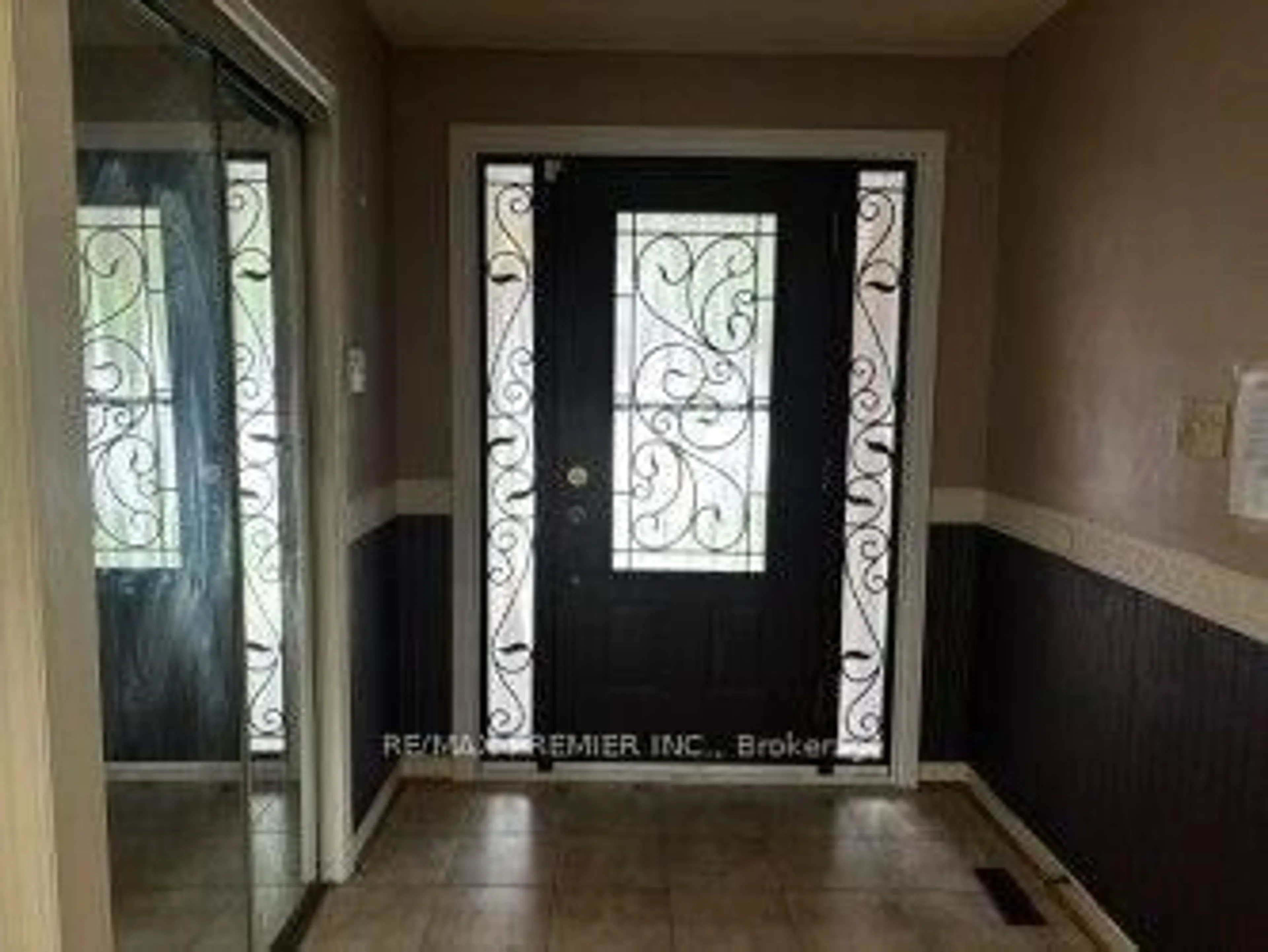 Indoor entryway for 4464 Stonemill Crt, Mississauga Ontario L5V 1E5