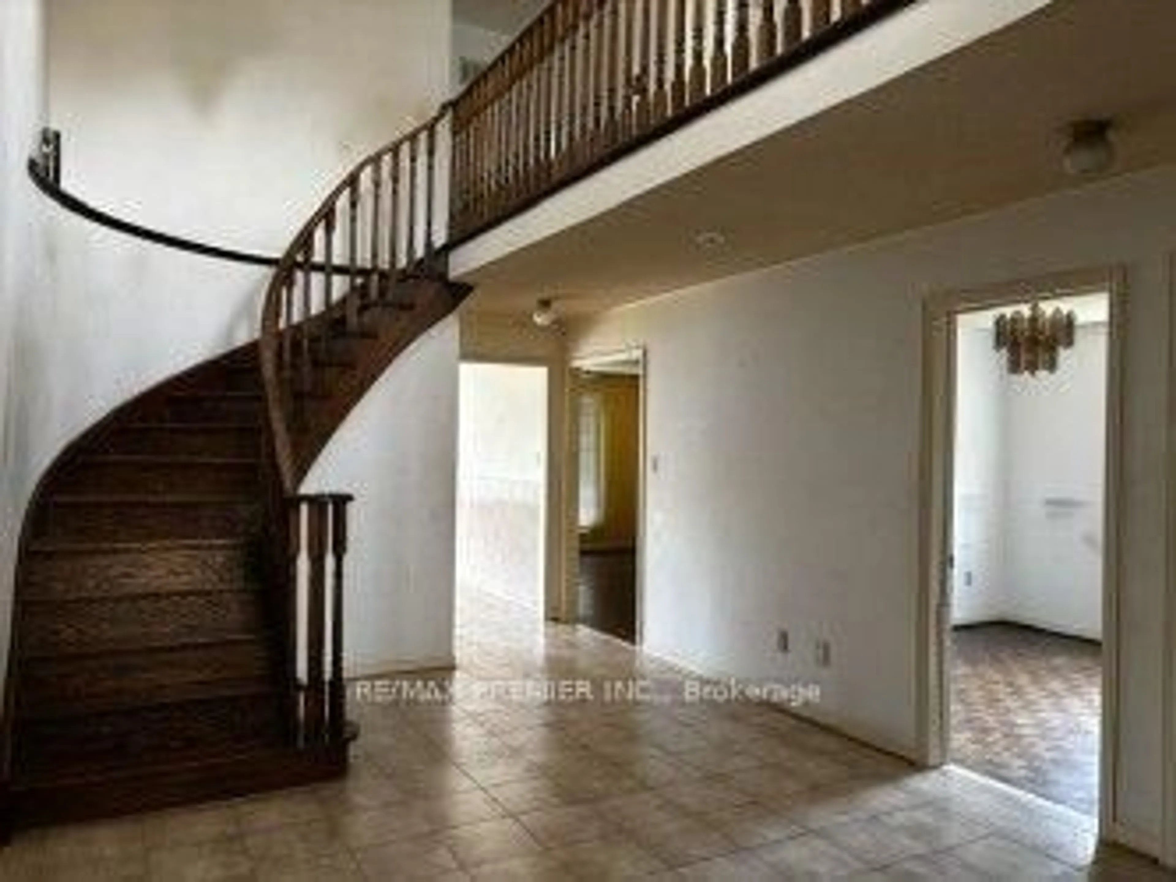 Indoor foyer for 4464 Stonemill Crt, Mississauga Ontario L5V 1E5