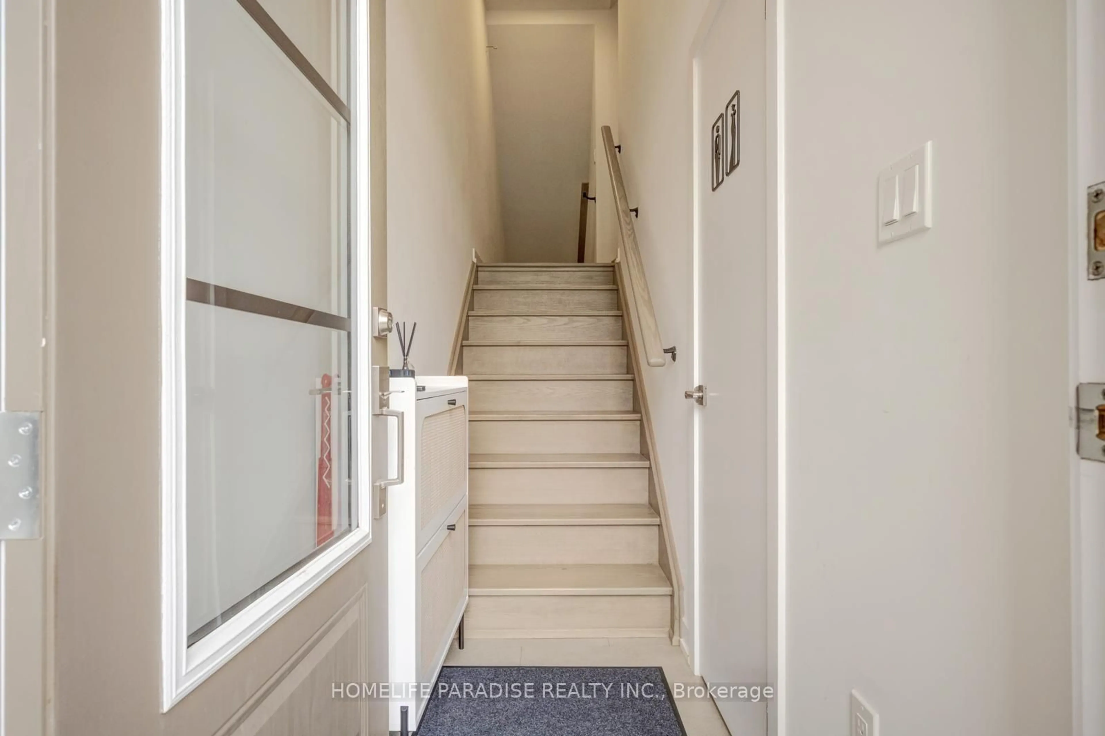 Indoor foyer for 1356 Kaniv St, Oakville Ontario L6M 5R3