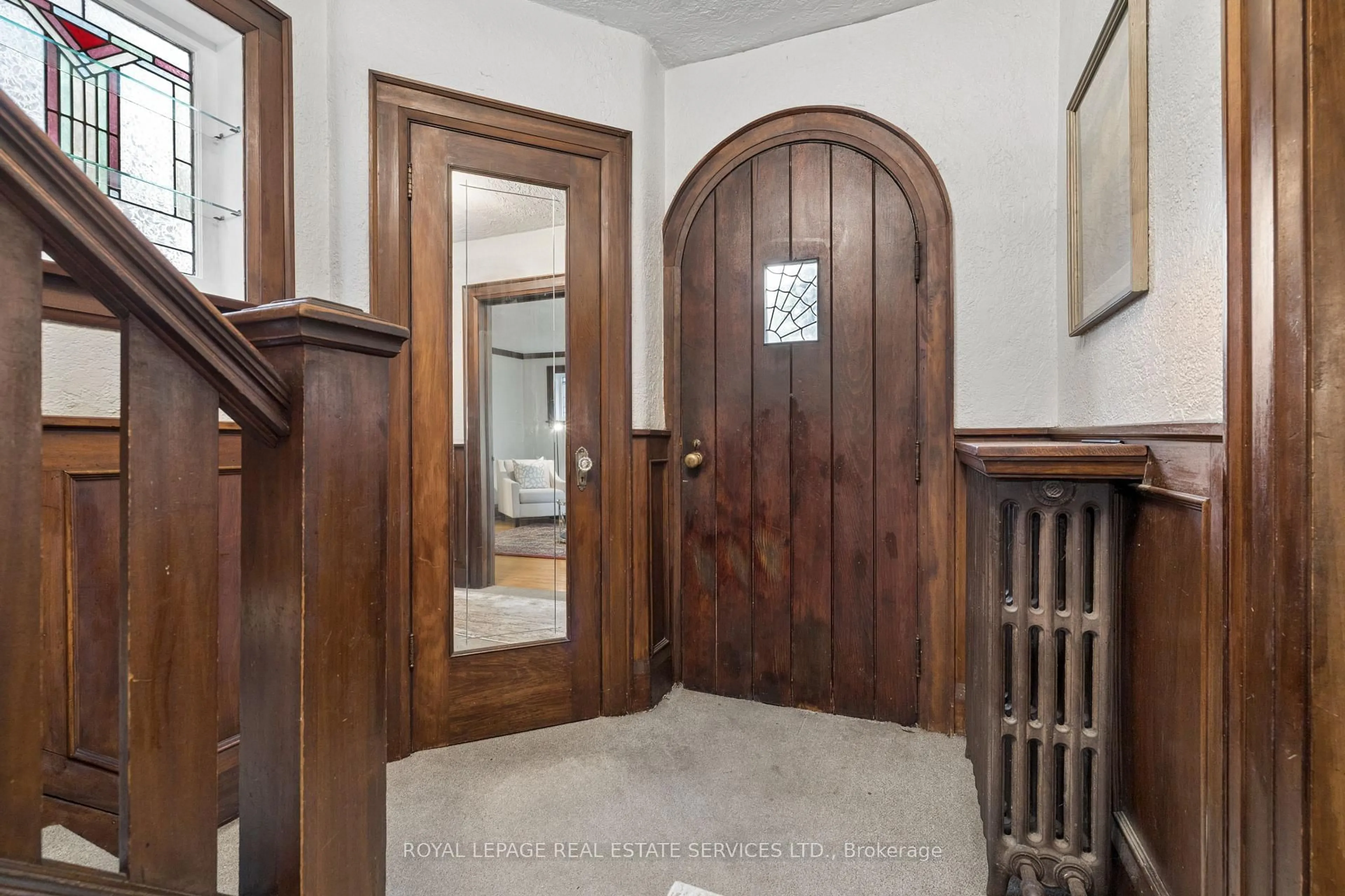 Indoor entryway for 87 Riverview Gdns, Toronto Ontario M6S 4E7