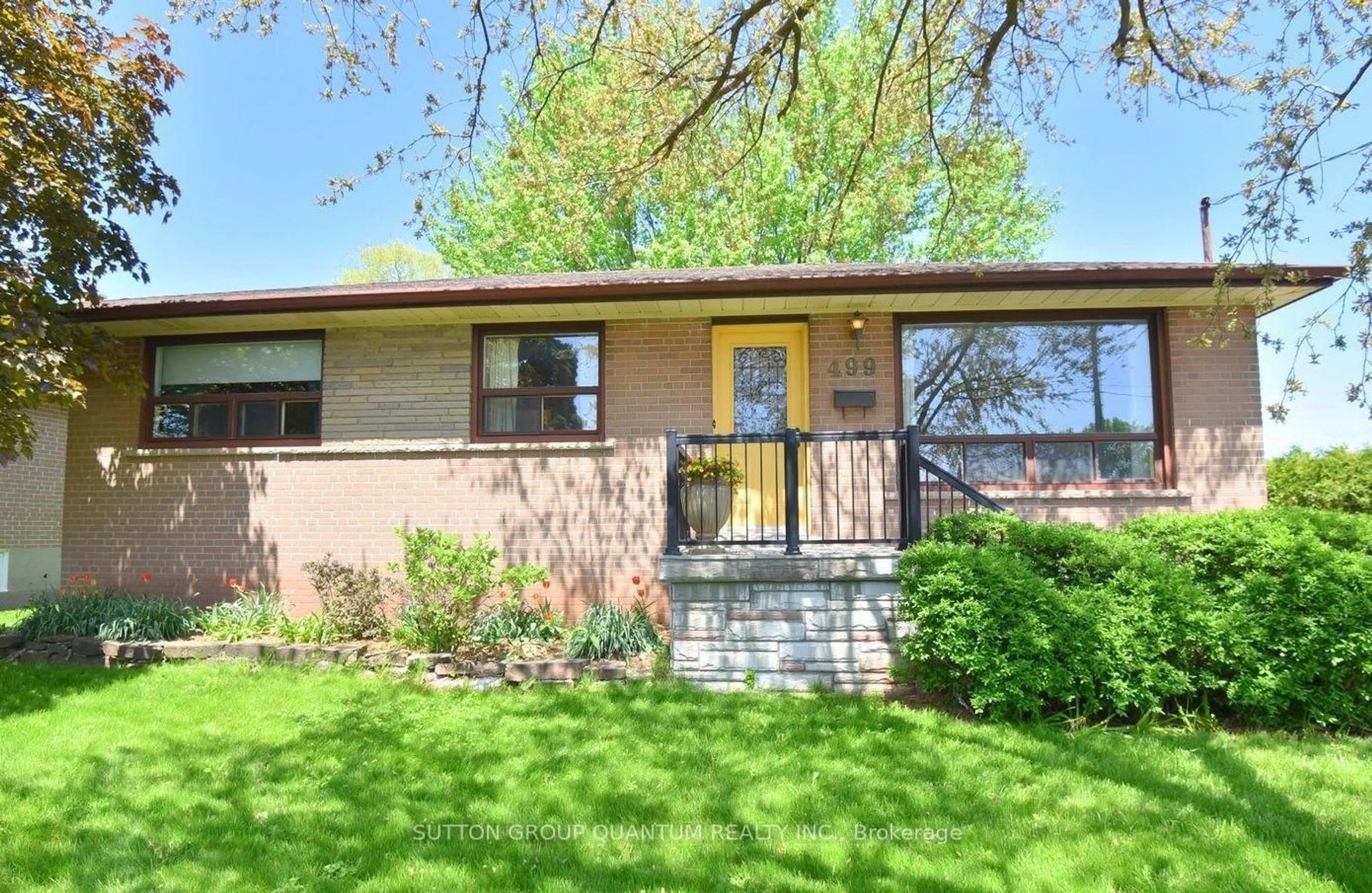 Home with vinyl exterior material, street for 499 Valley Dr, Oakville Ontario L6L 4L9