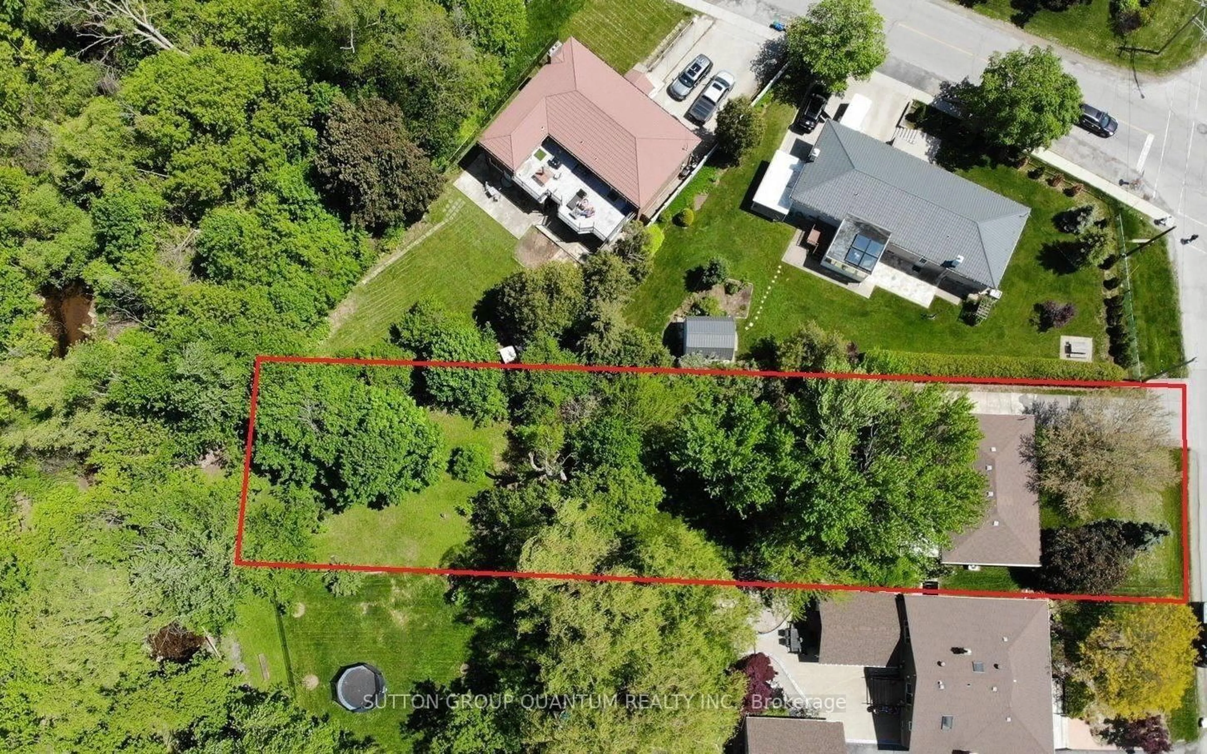 A pic from outside/outdoor area/front of a property/back of a property/a pic from drone, street for 499 Valley Dr, Oakville Ontario L6L 4L9
