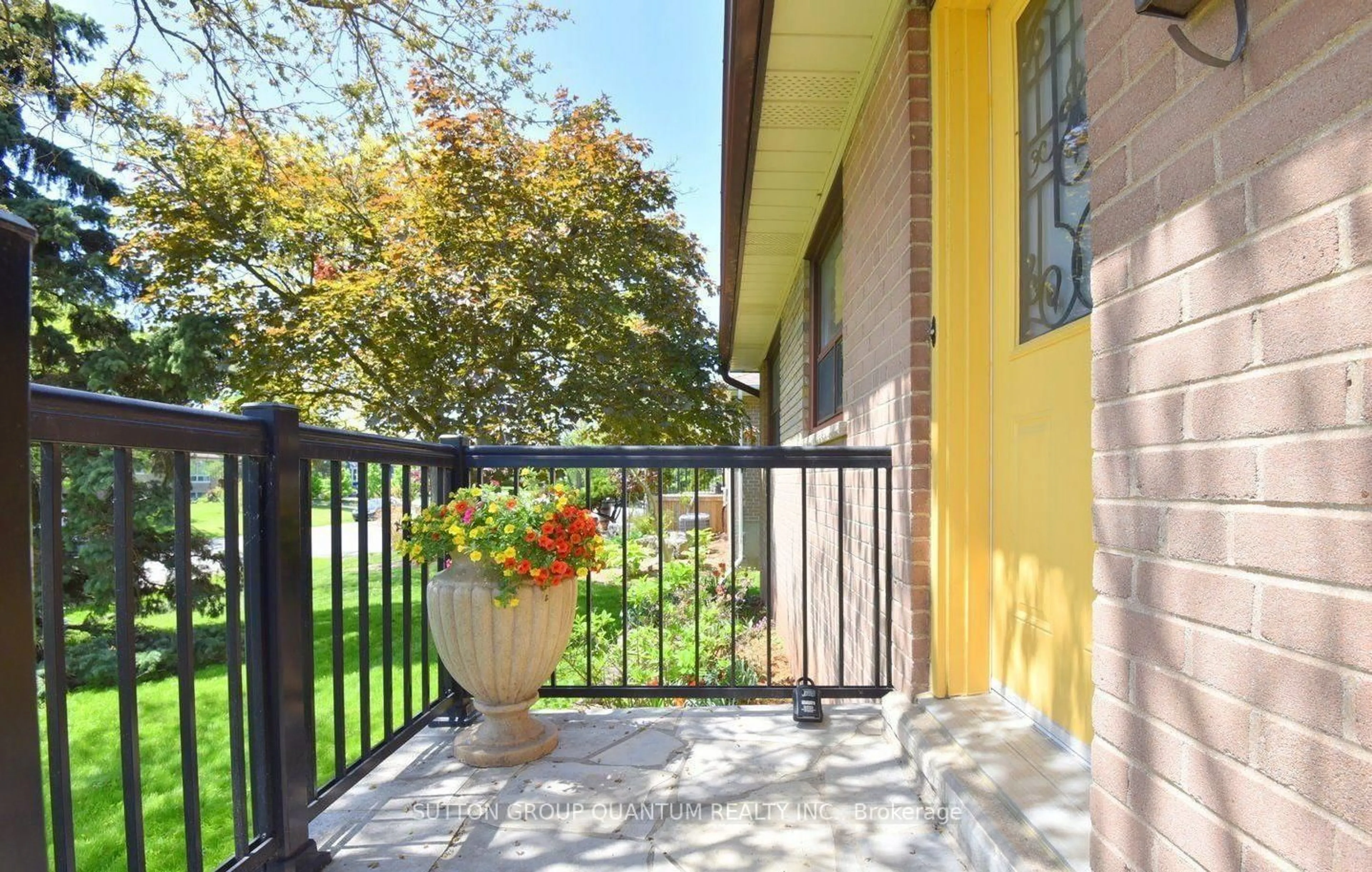 Patio, street for 499 Valley Dr, Oakville Ontario L6L 4L9