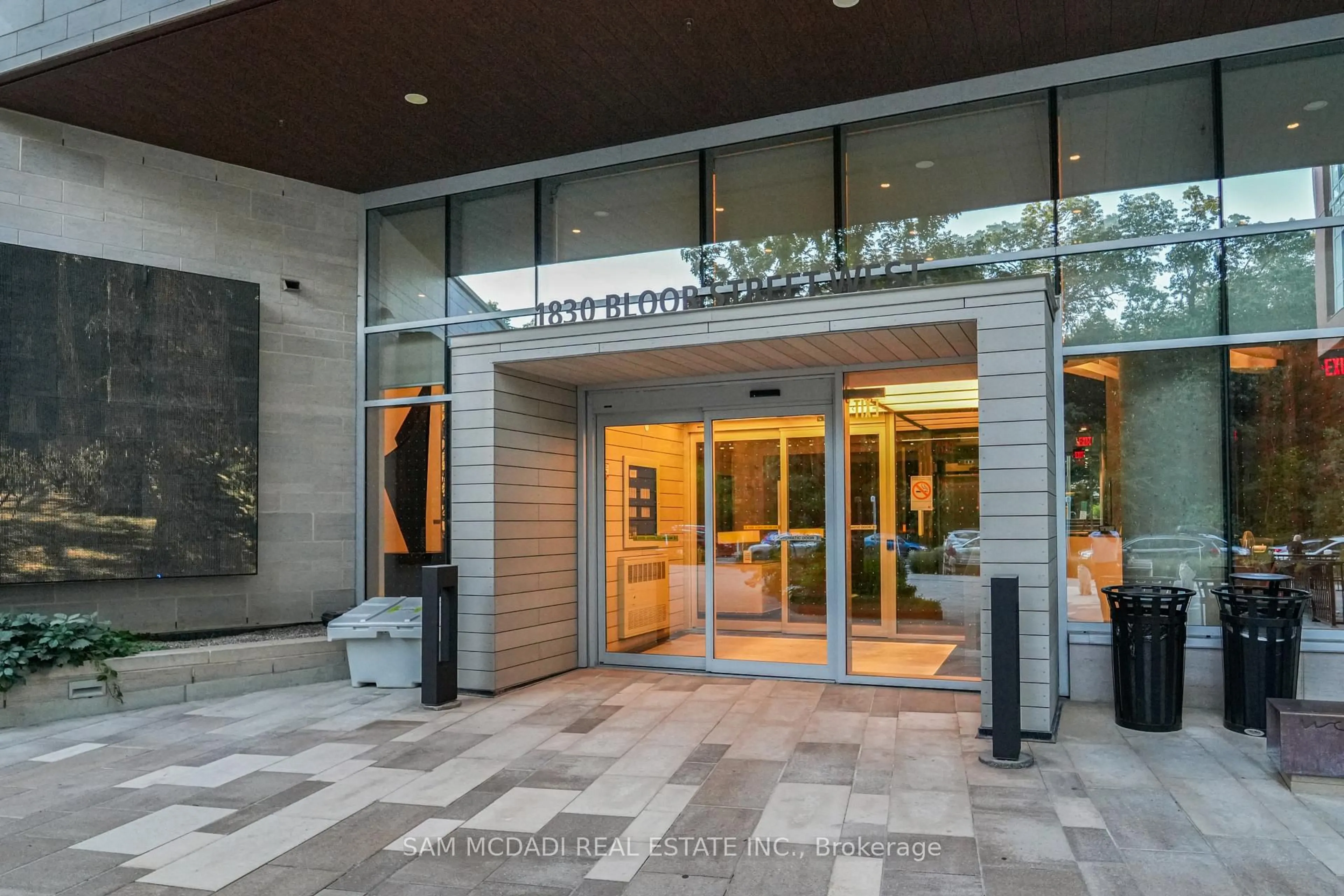 Indoor foyer for 1830 Bloor St #817, Toronto Ontario M6P 0A2
