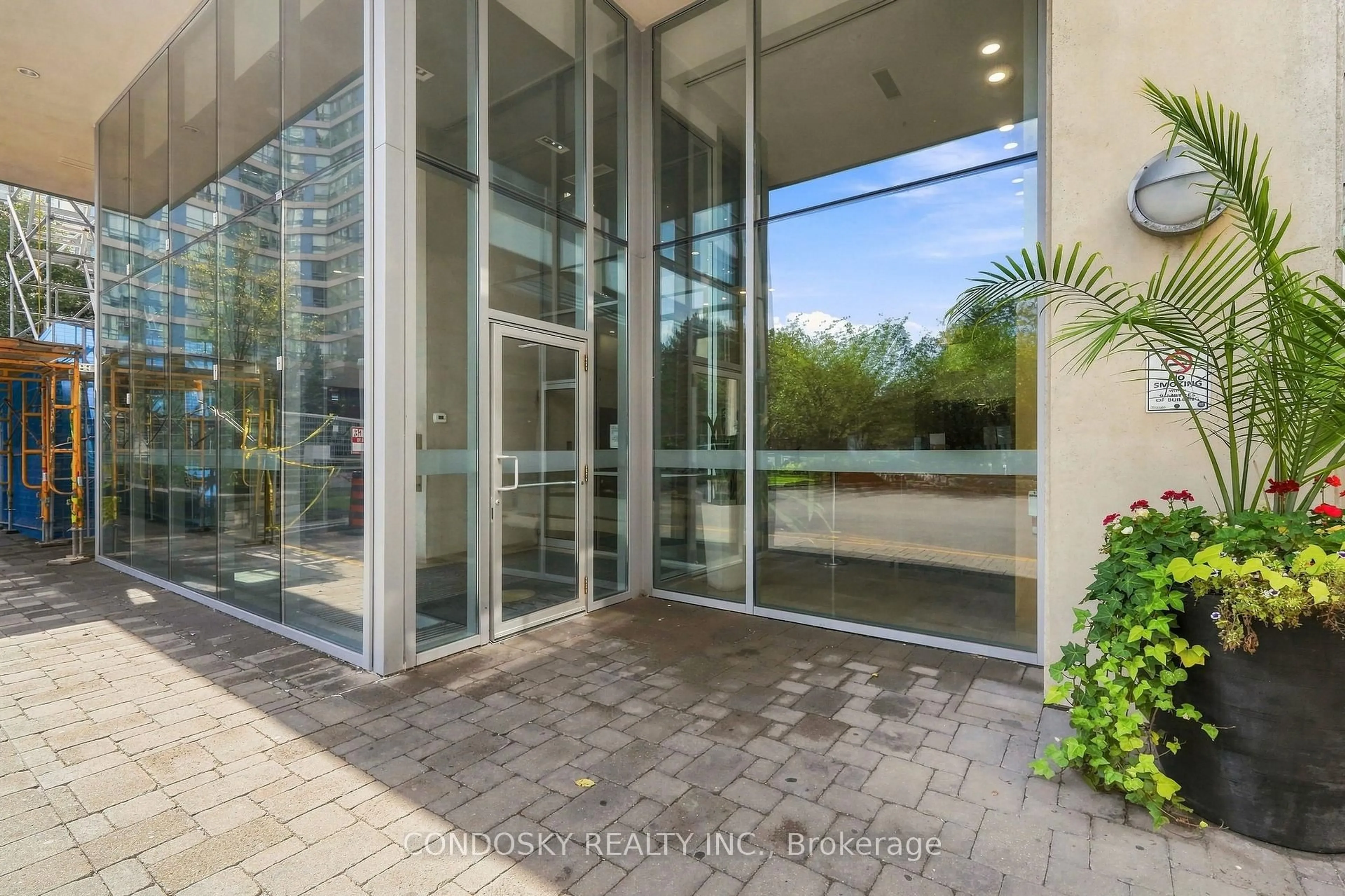 Indoor foyer for 225 Webb Dr #2808, Mississauga Ontario L5B 4P2
