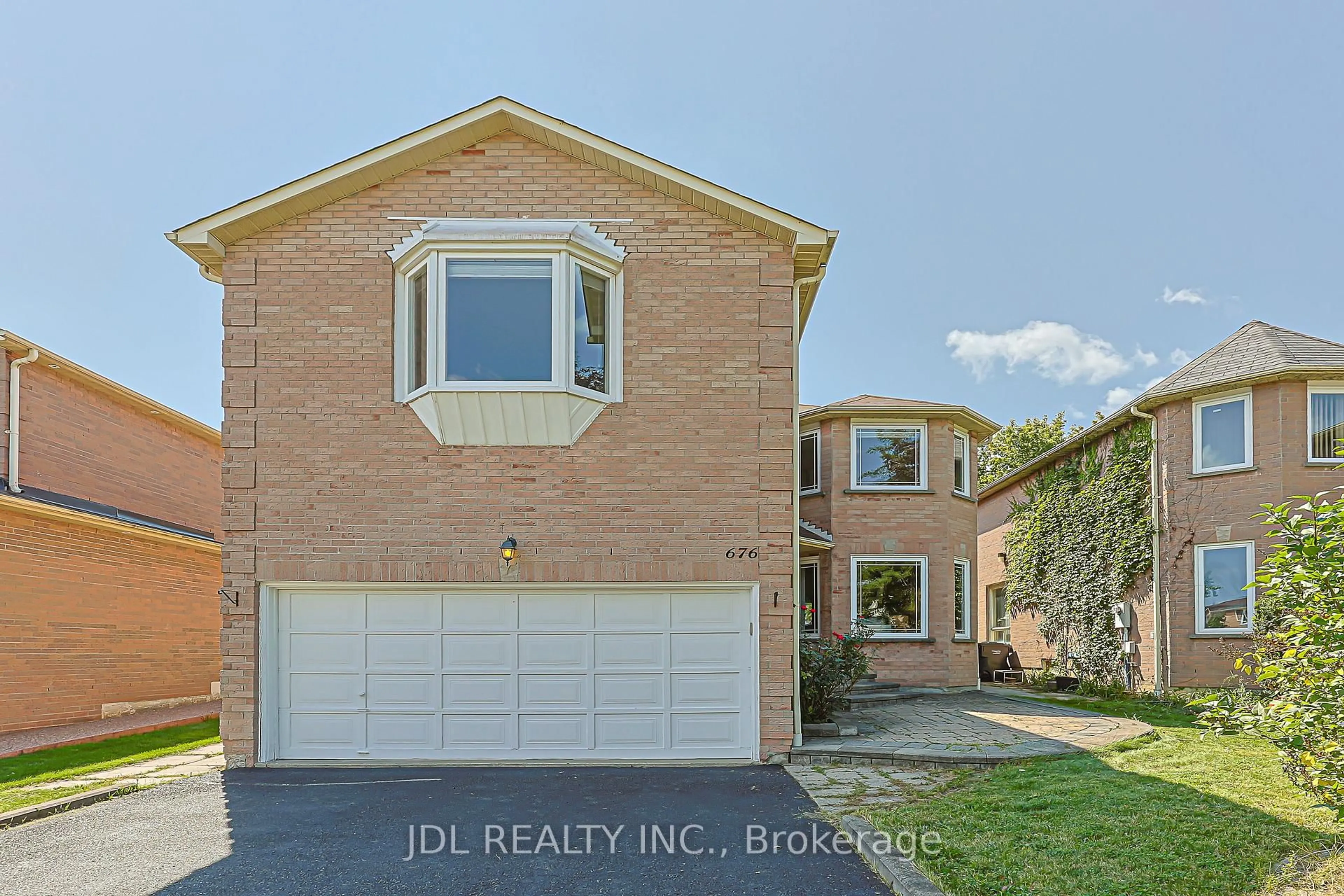 Home with brick exterior material, unknown for 676 Ceremonial Dr, Mississauga Ontario L5R 3H9