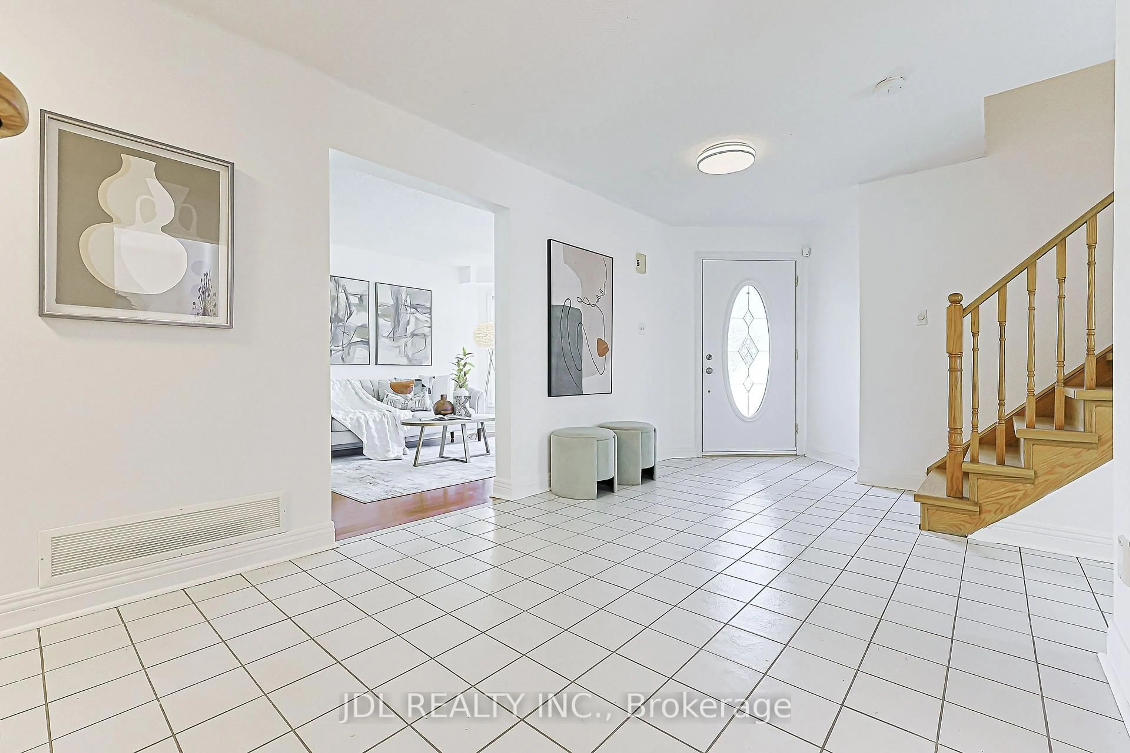 Indoor foyer for 676 Ceremonial Dr, Mississauga Ontario L5R 3H9