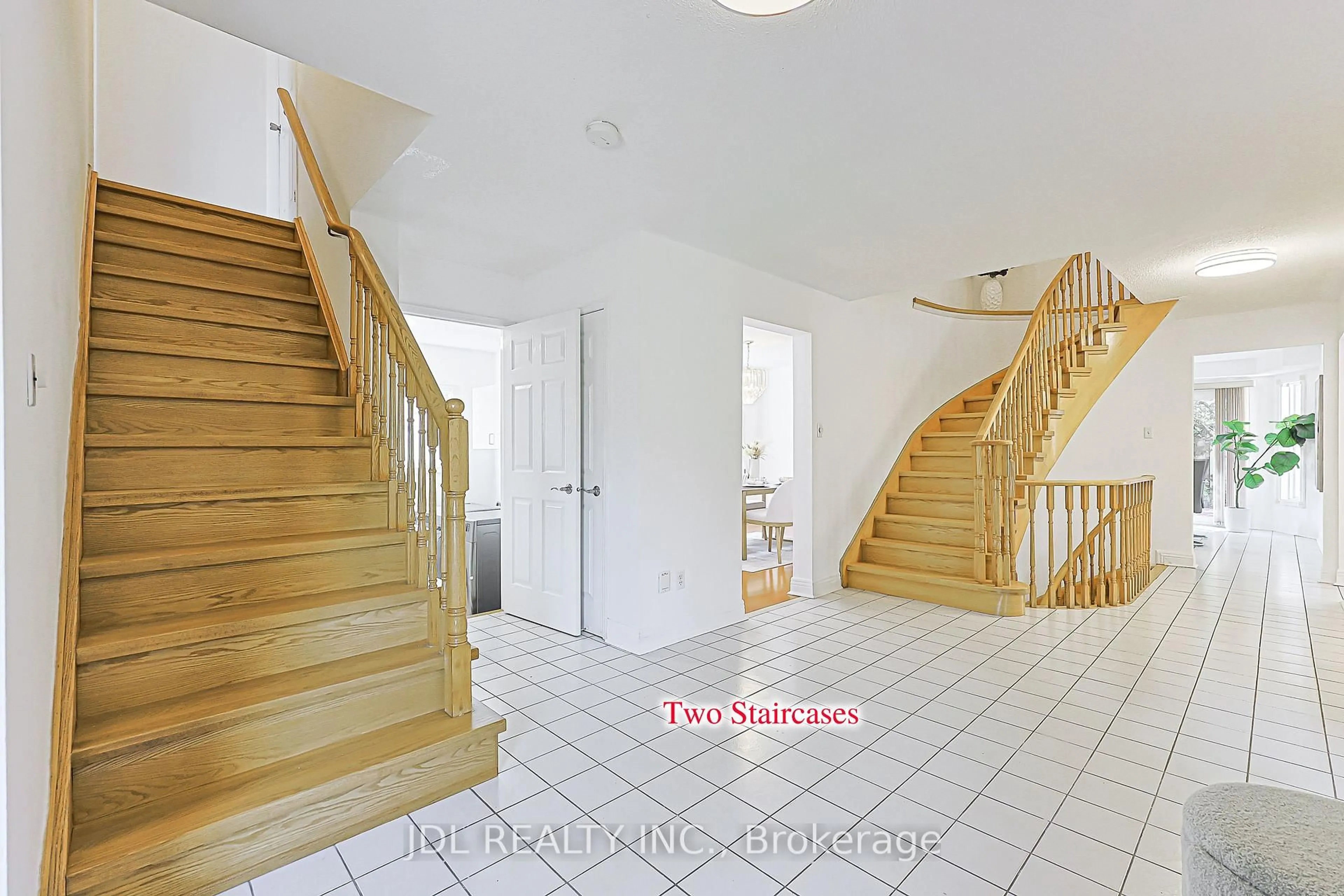 Indoor foyer for 676 Ceremonial Dr, Mississauga Ontario L5R 3H9