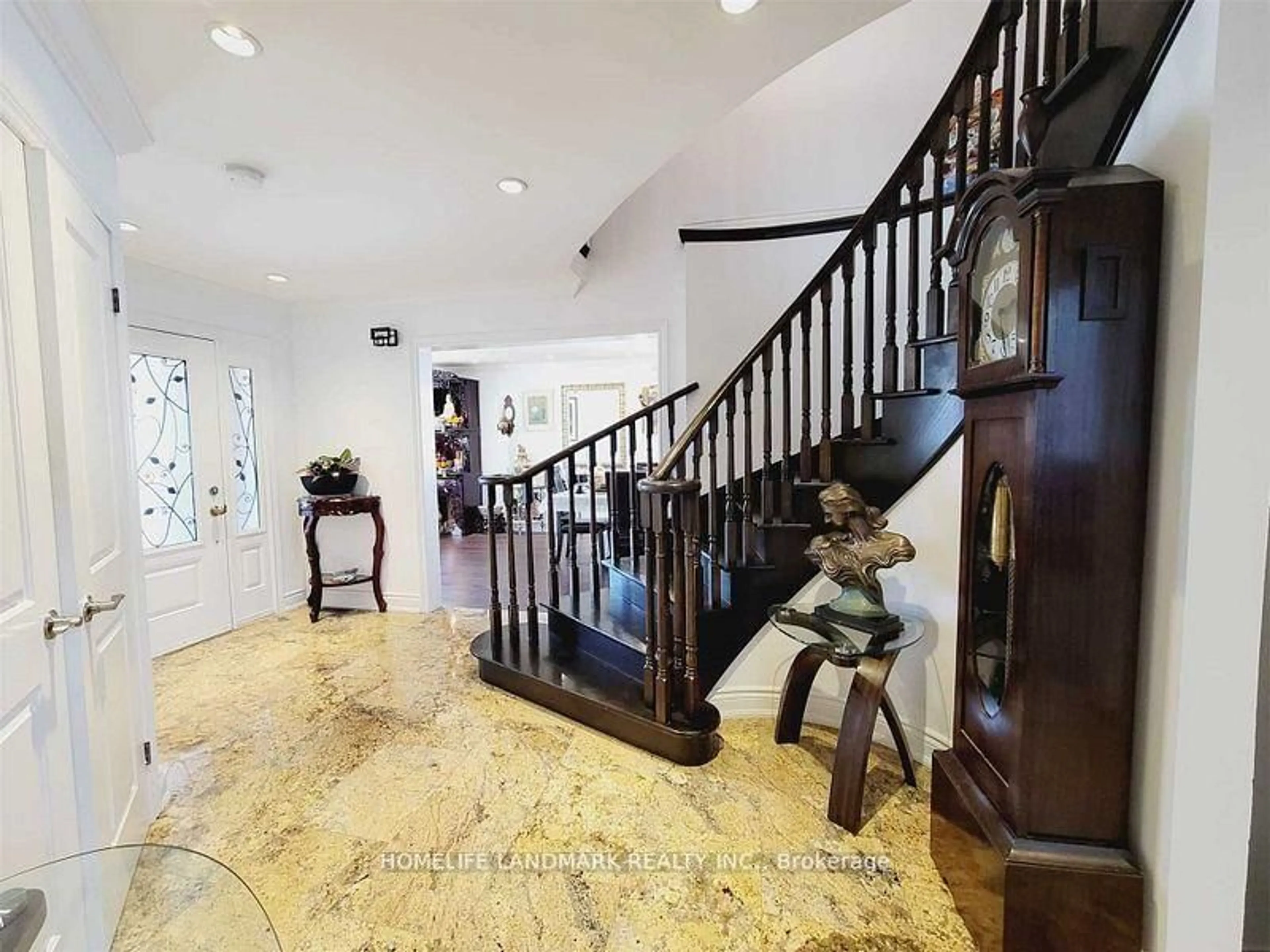 Indoor foyer for 274 Falstaff Ave, Toronto Ontario M6L 3E6