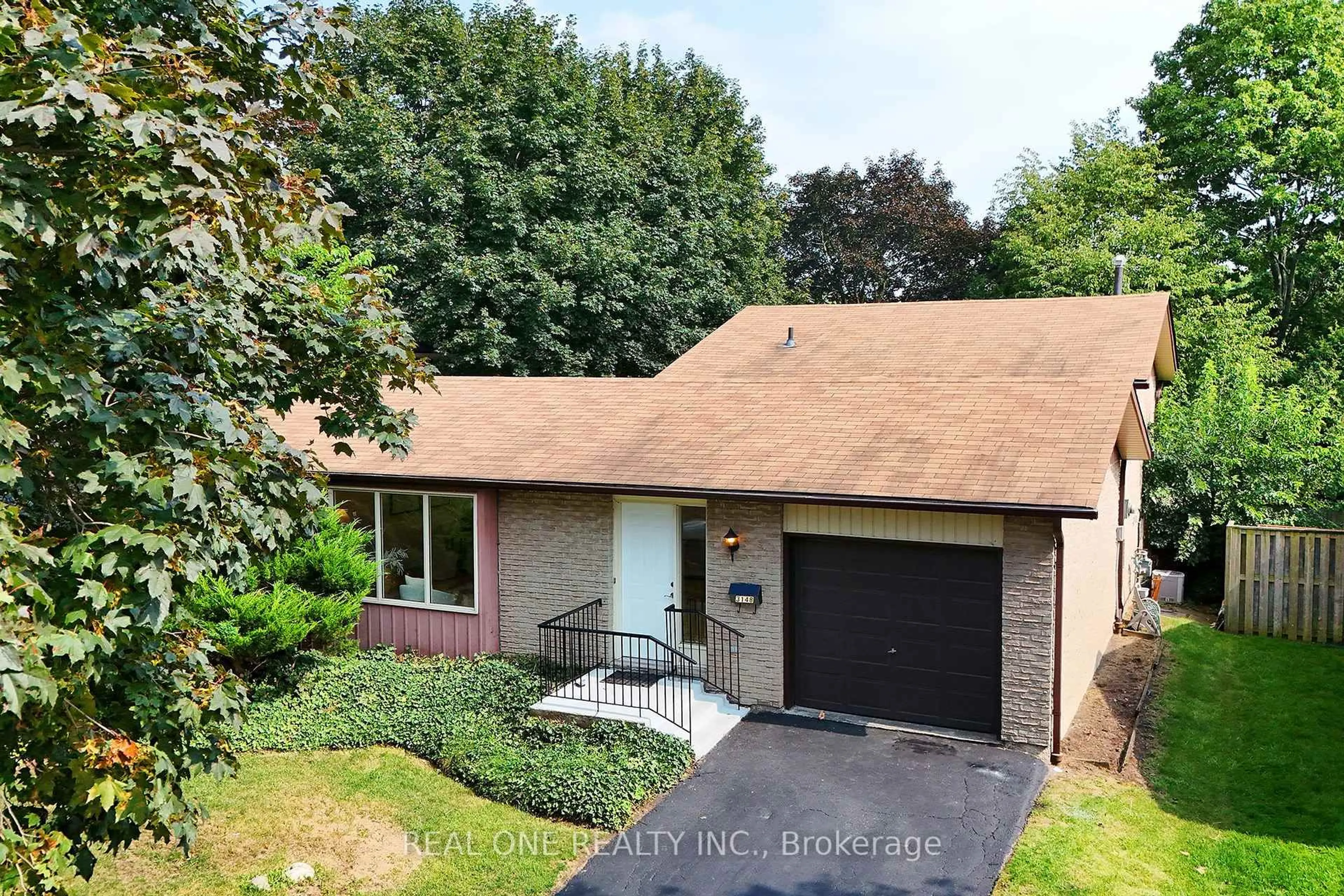 A pic from outside/outdoor area/front of a property/back of a property/a pic from drone, street for 3148 Bentworth Dr, Burlington Ontario L7M 1M2