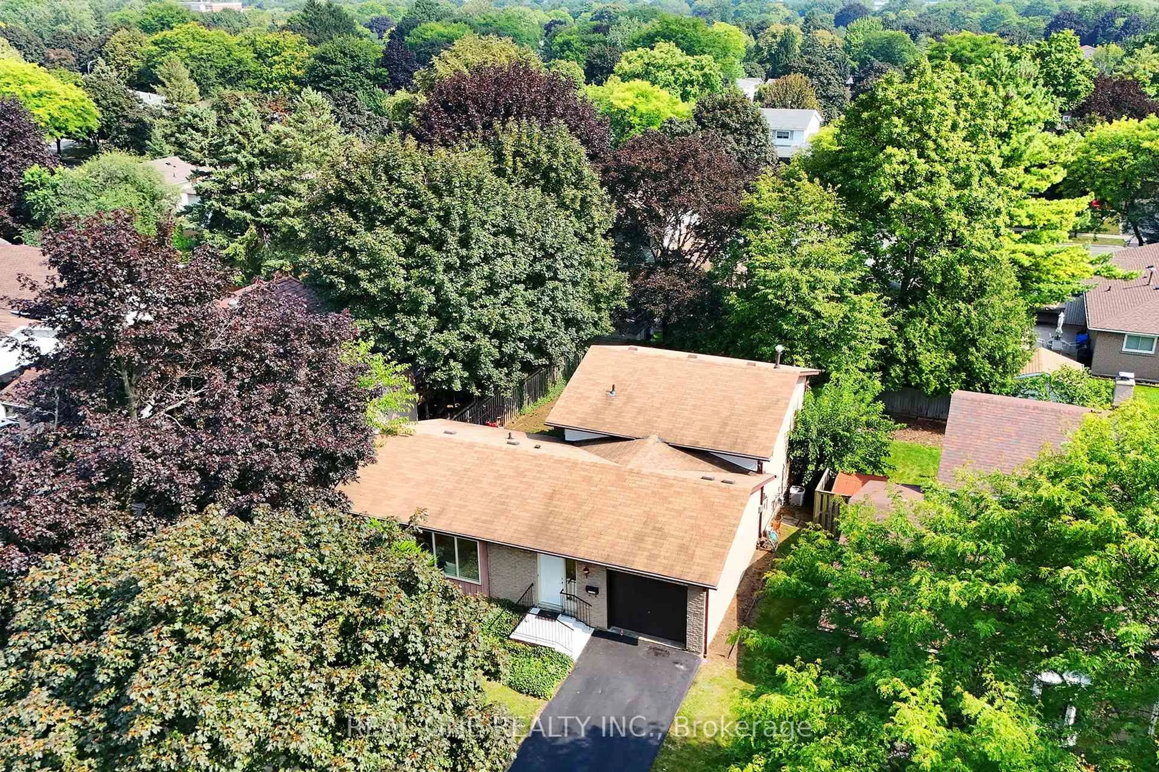 A pic from outside/outdoor area/front of a property/back of a property/a pic from drone, street for 3148 Bentworth Dr, Burlington Ontario L7M 1M2