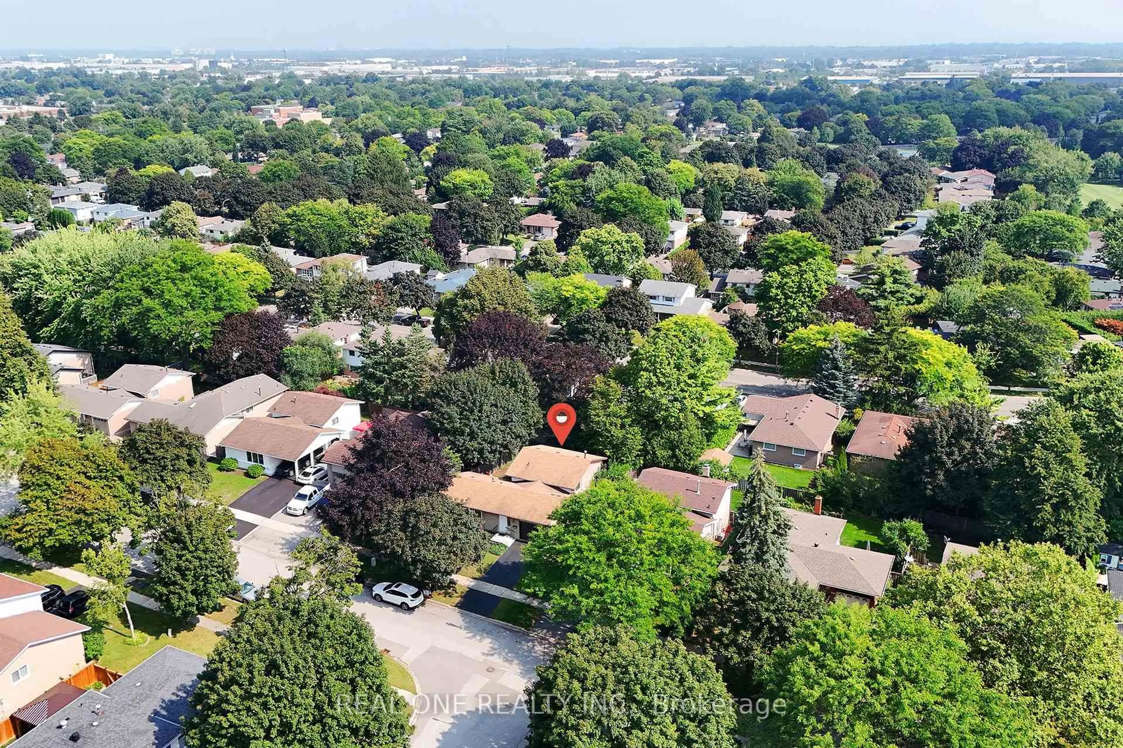 A pic from outside/outdoor area/front of a property/back of a property/a pic from drone, street for 3148 Bentworth Dr, Burlington Ontario L7M 1M2