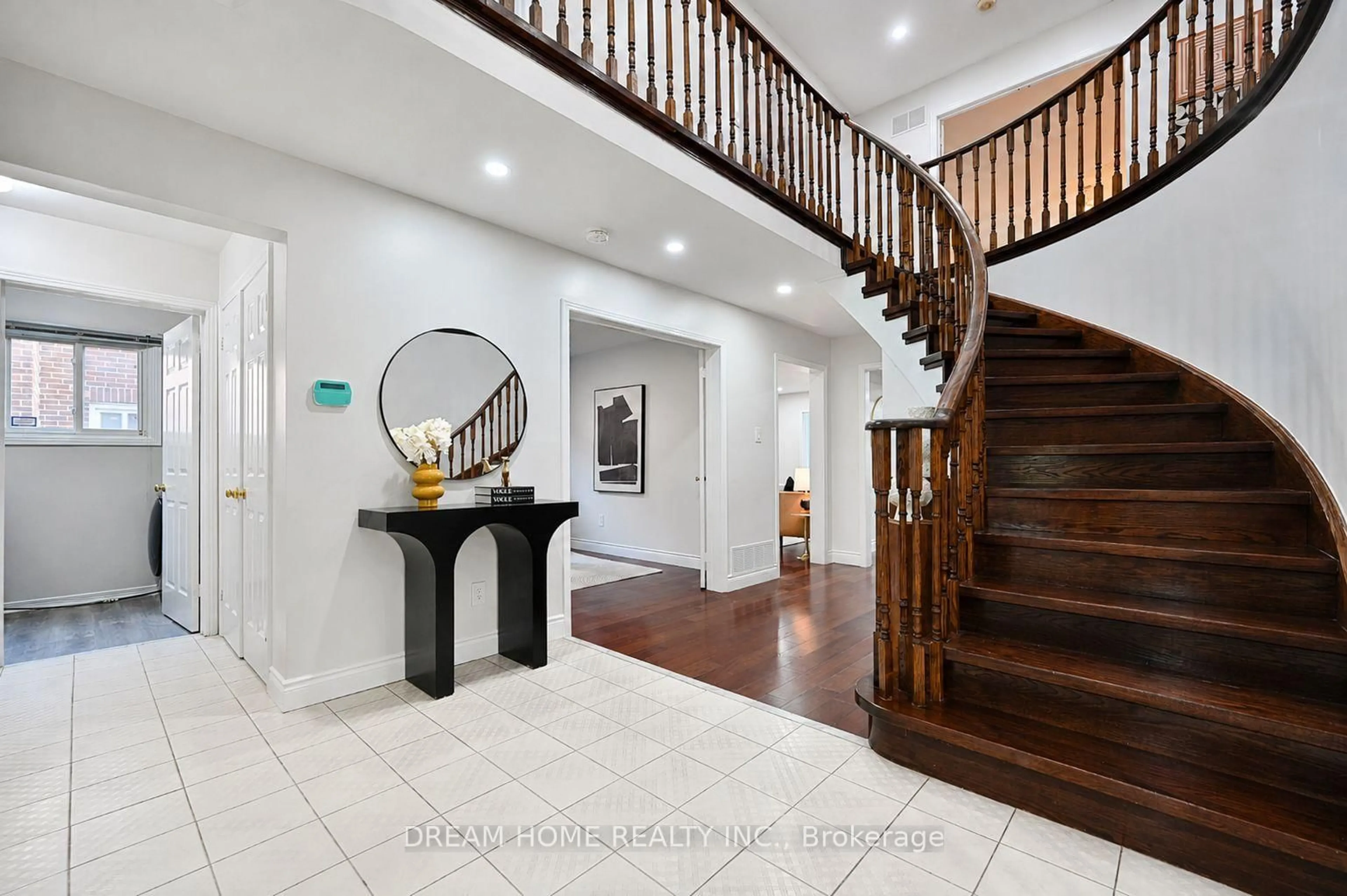 Indoor foyer for 2124 Grosvenor St, Oakville Ontario L6H 5L2