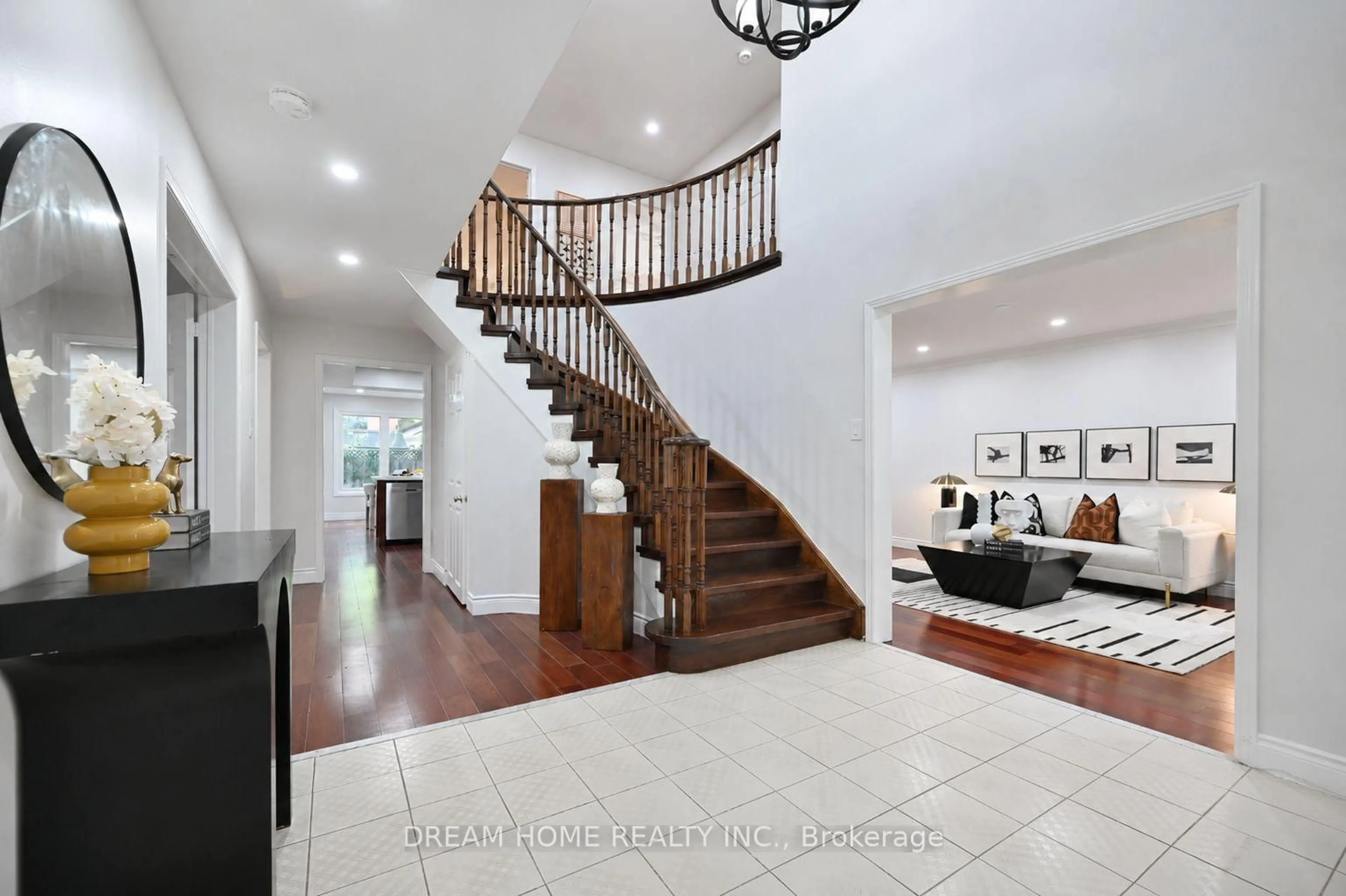 Indoor foyer for 2124 Grosvenor St, Oakville Ontario L6H 5L2