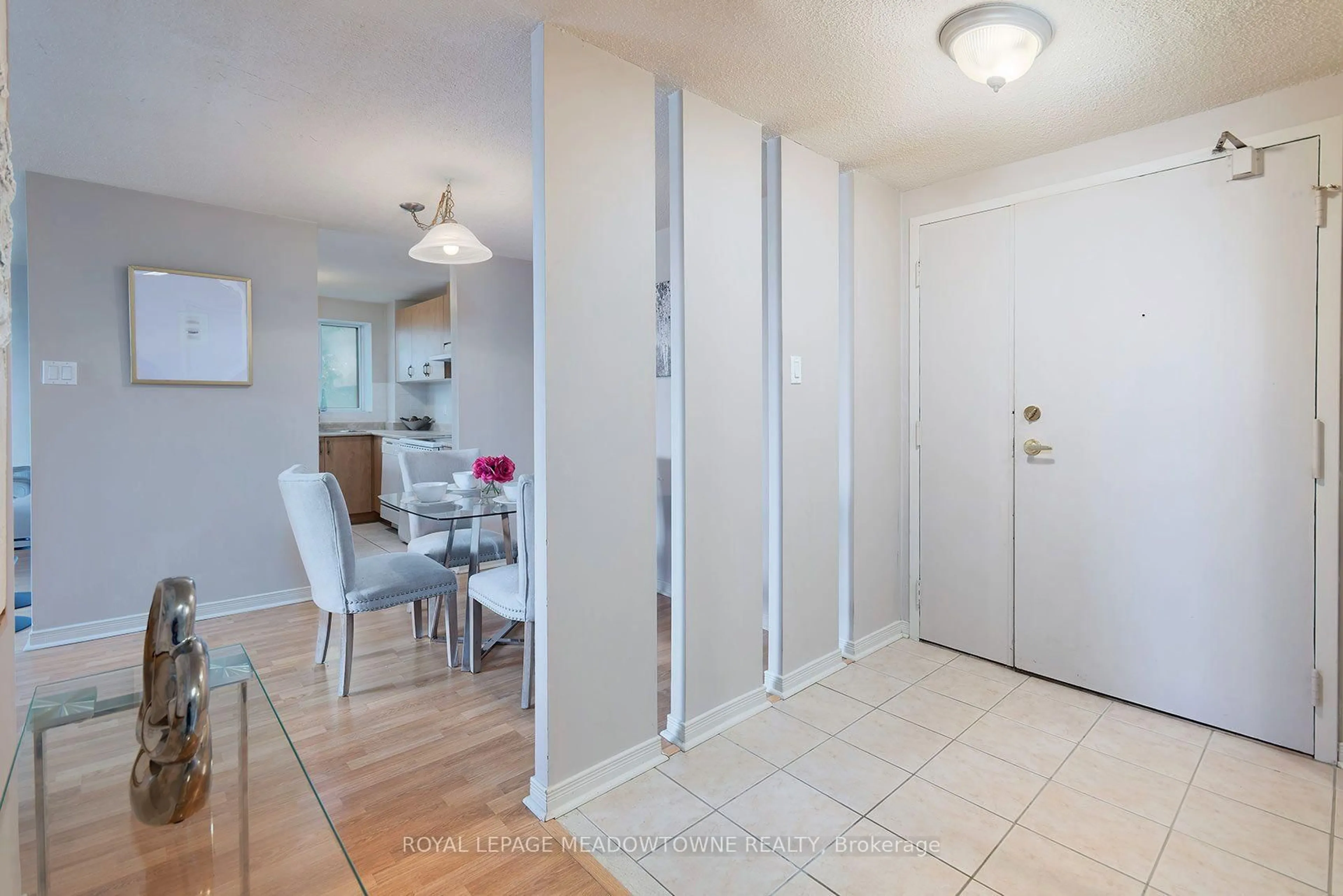 Indoor entryway for 6720 Glen Erin Dr #206, Mississauga Ontario L5N 3K8