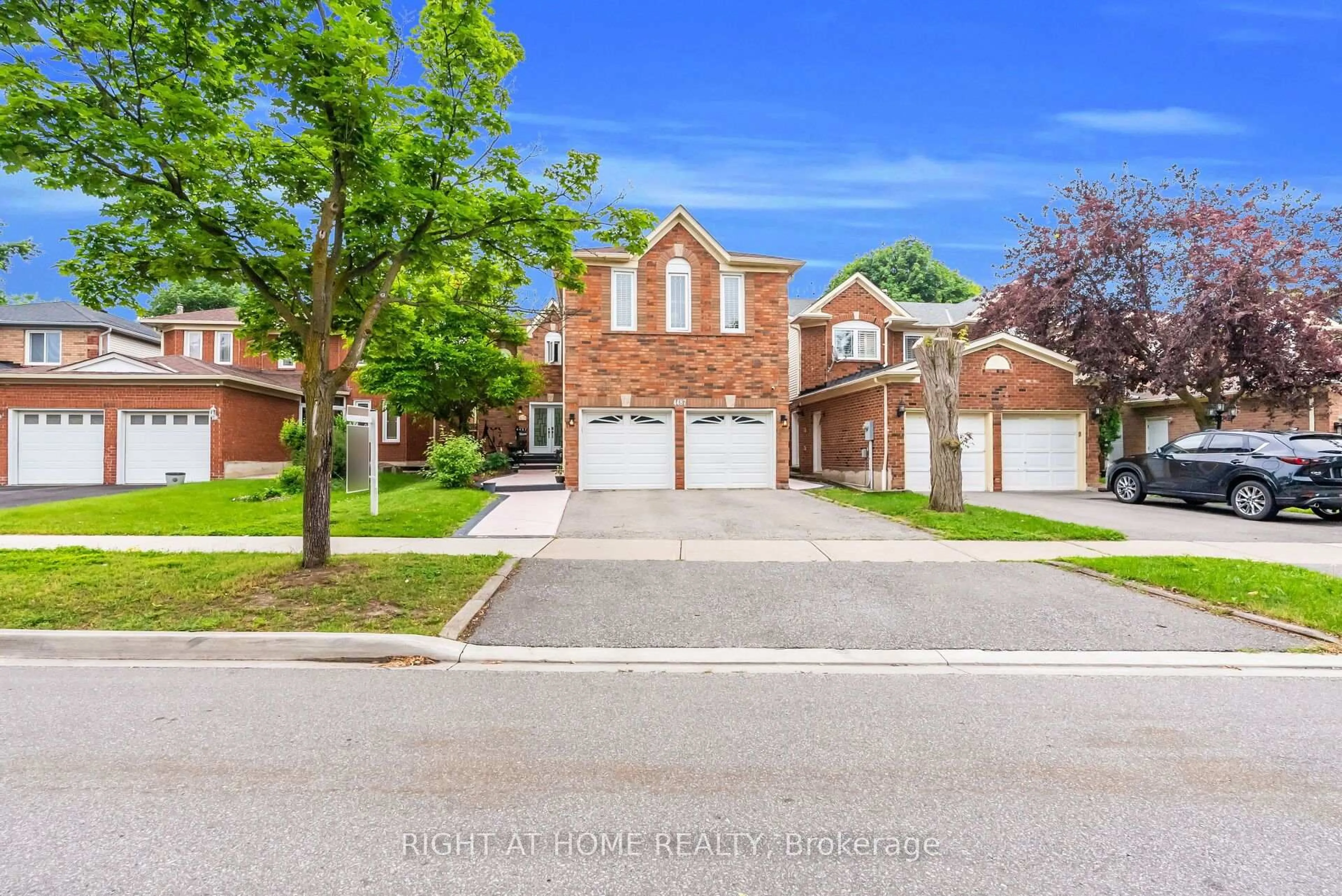 A pic from outside/outdoor area/front of a property/back of a property/a pic from drone, street for 4487 Inchbury Rd, Mississauga Ontario L5M 4J8
