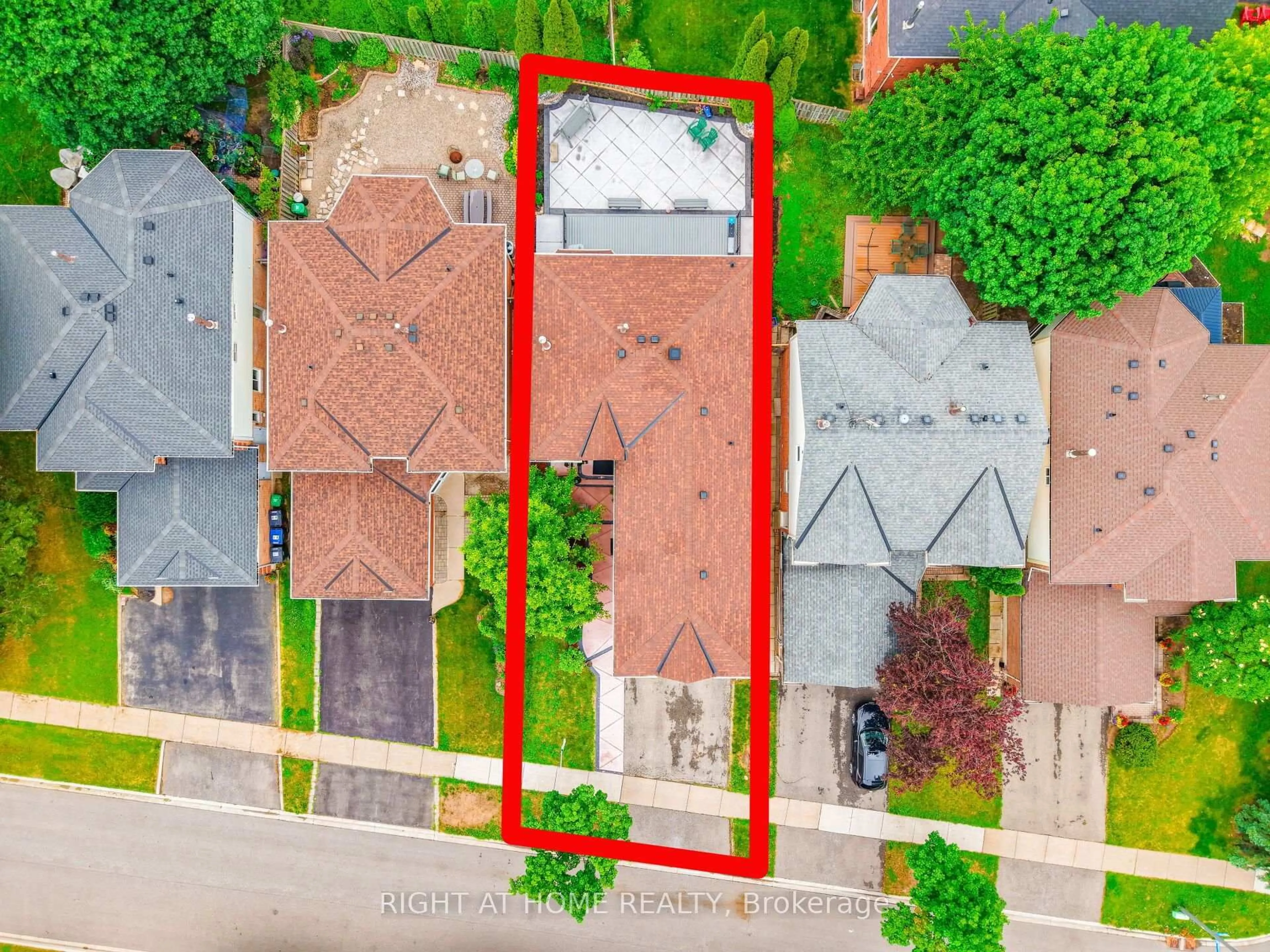 A pic from outside/outdoor area/front of a property/back of a property/a pic from drone, street for 4487 Inchbury Rd, Mississauga Ontario L5M 4J8