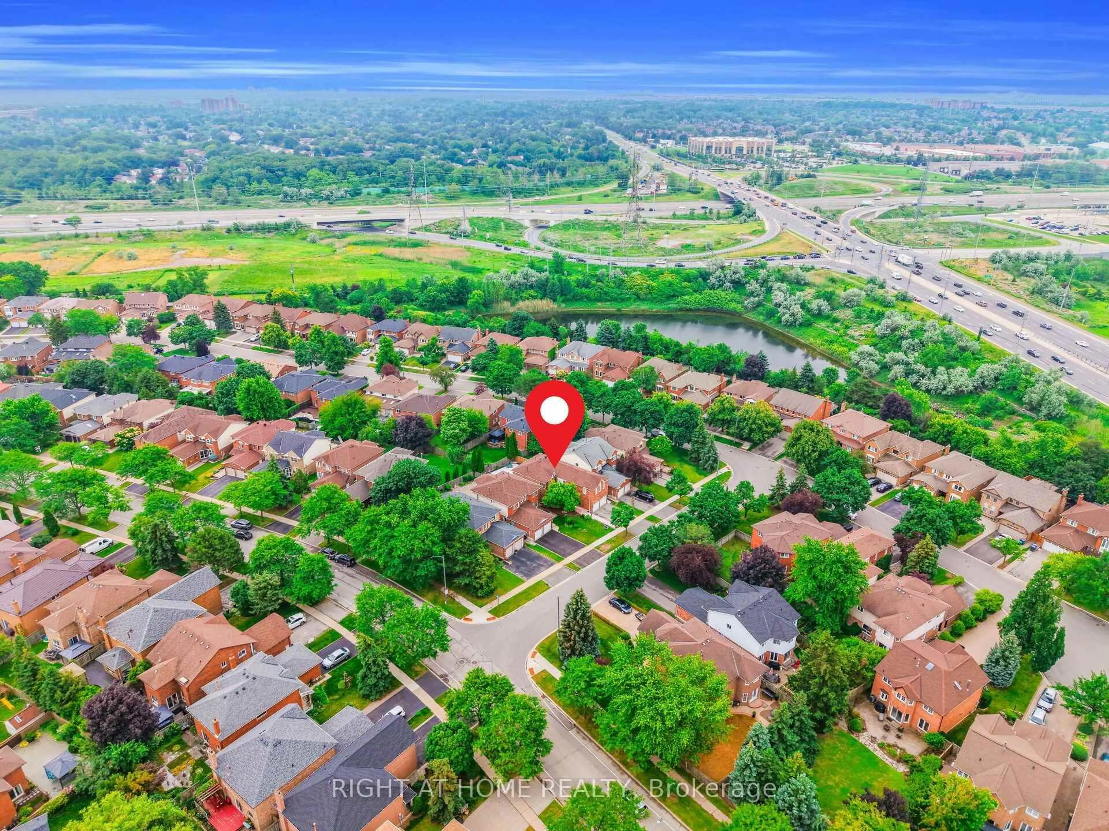 A pic from outside/outdoor area/front of a property/back of a property/a pic from drone, street for 4487 Inchbury Rd, Mississauga Ontario L5M 4J8