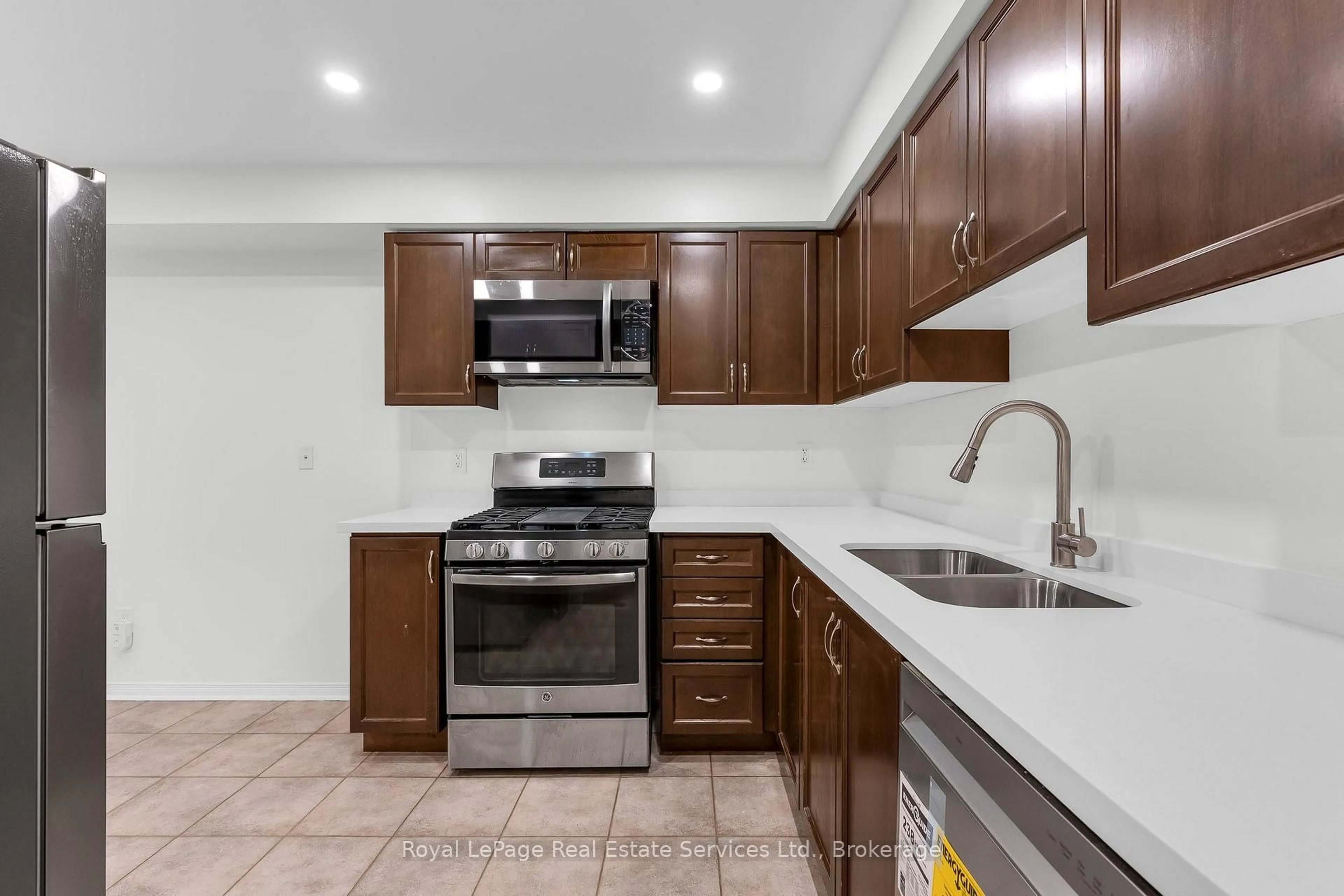 Standard kitchen, ceramic/tile floor for 7360 Zinnia Pl #268, Mississauga Ontario L5W 2A2