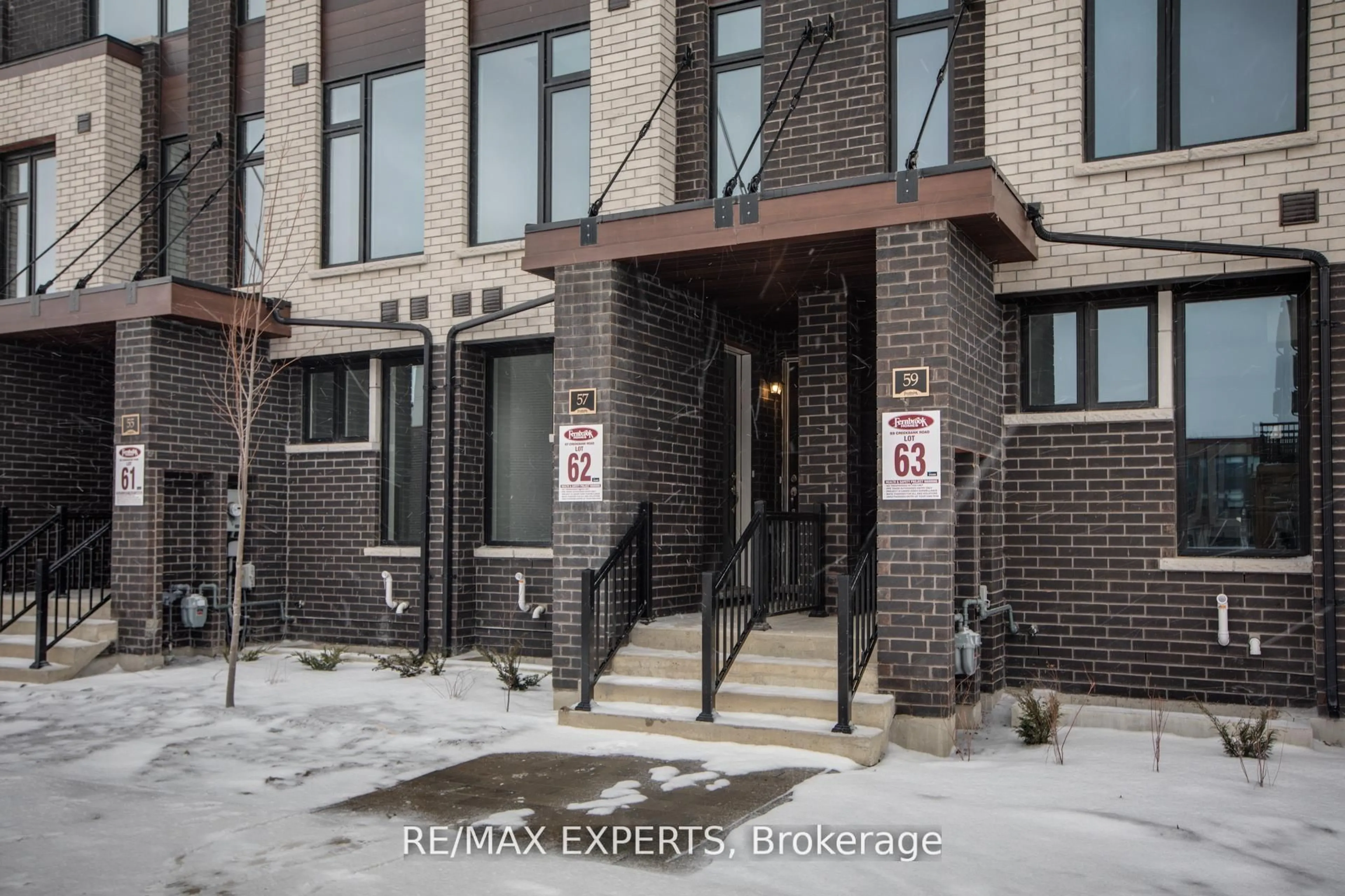 Indoor foyer for 57 Creekbank Rd, Toronto Ontario M6L 0A3