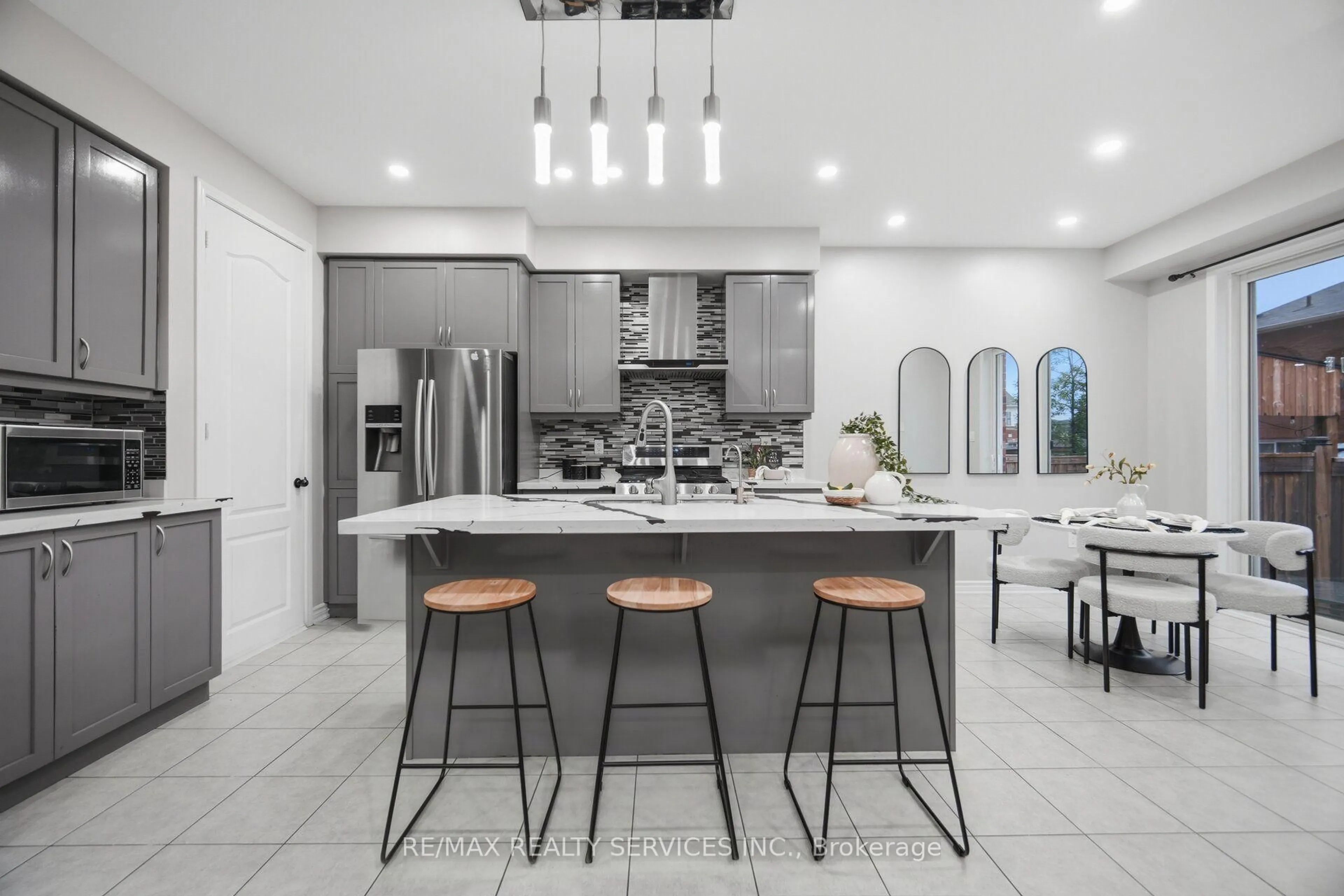 Open concept kitchen, ceramic/tile floor for 3 Fenchurch Dr, Brampton Ontario L7A 4G5