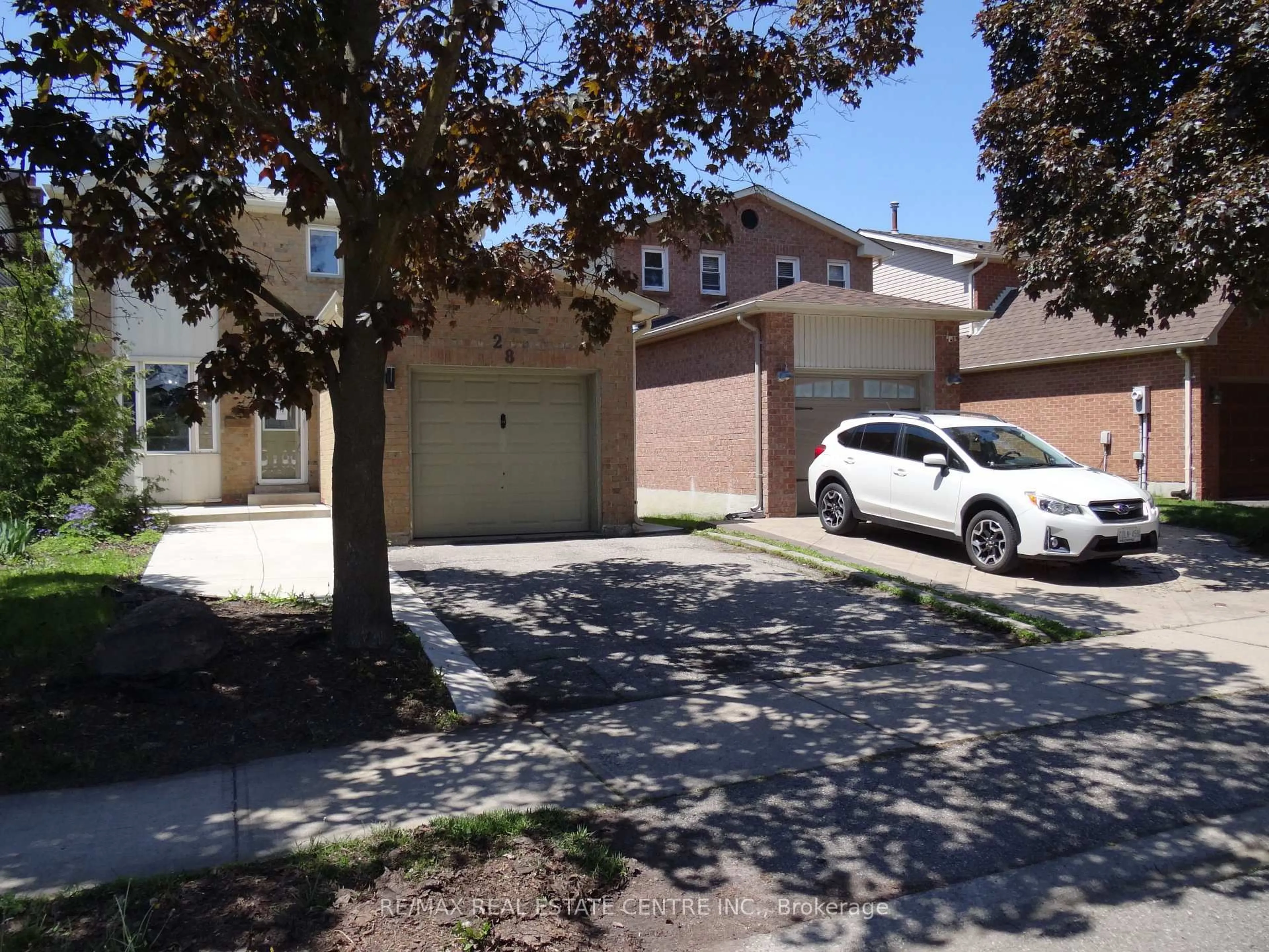 A pic from outside/outdoor area/front of a property/back of a property/a pic from drone, street for 28 Rawling Cres, Brampton Ontario L6Z 1N8