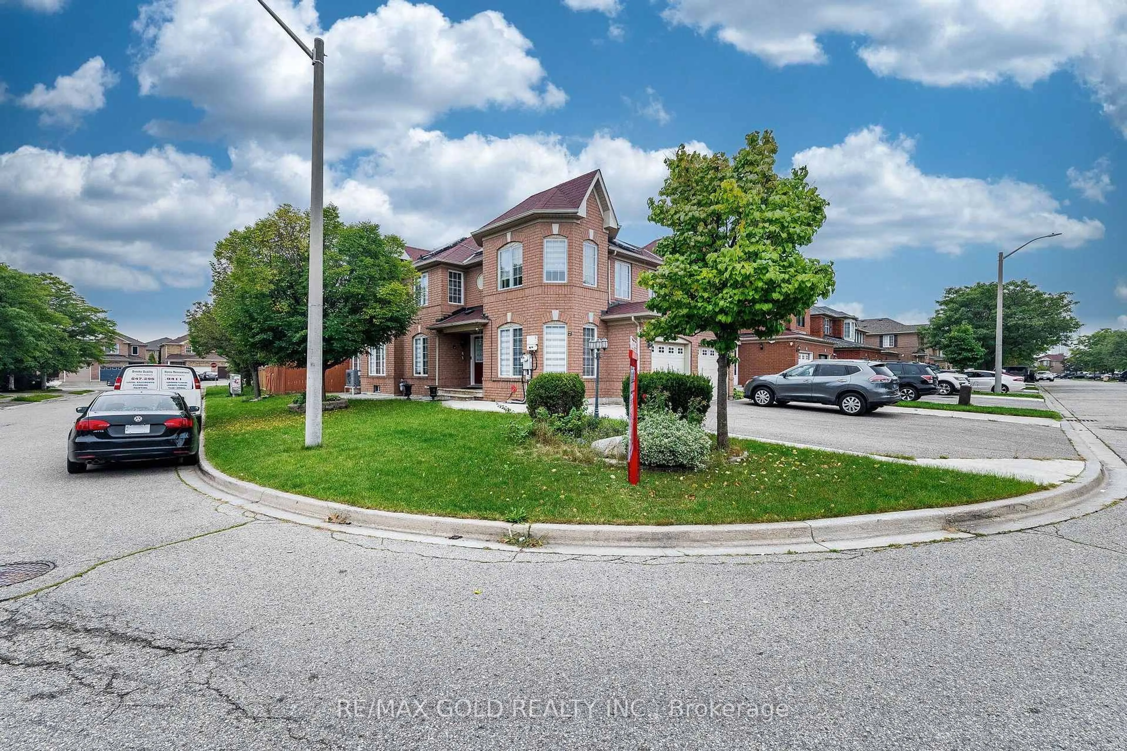 A pic from outside/outdoor area/front of a property/back of a property/a pic from drone, street for 55 Secord Cres, Brampton Ontario L6X 4Y8