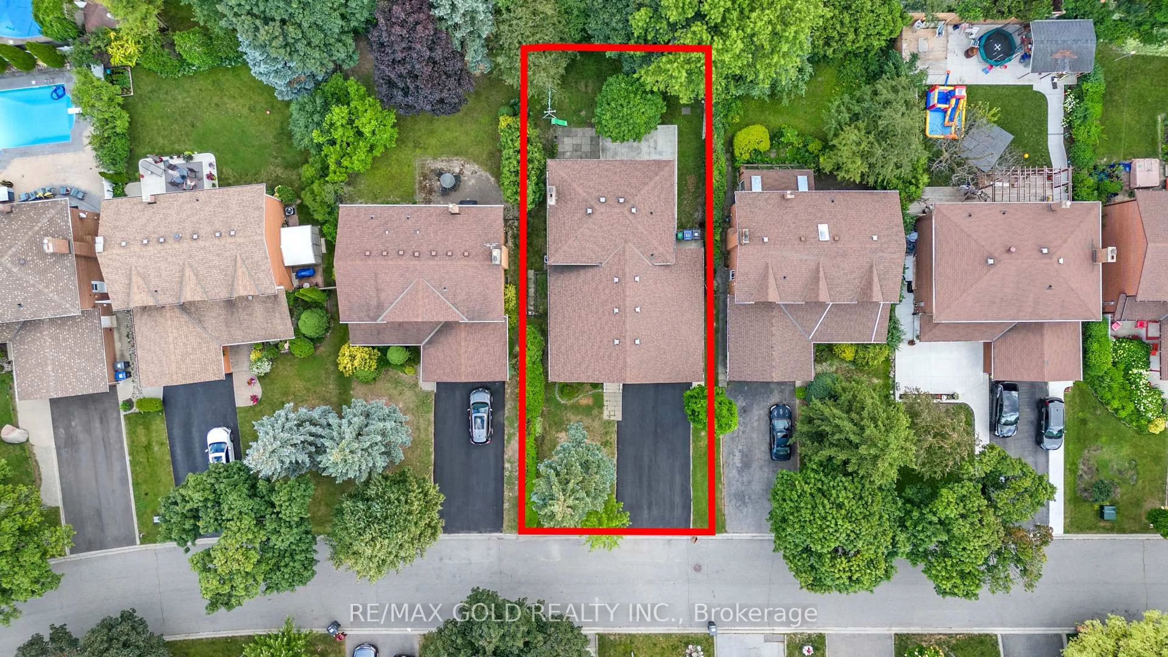 A pic from outside/outdoor area/front of a property/back of a property/a pic from drone, street for 48 Maidstone Cres, Brampton Ontario L6S 2Z5