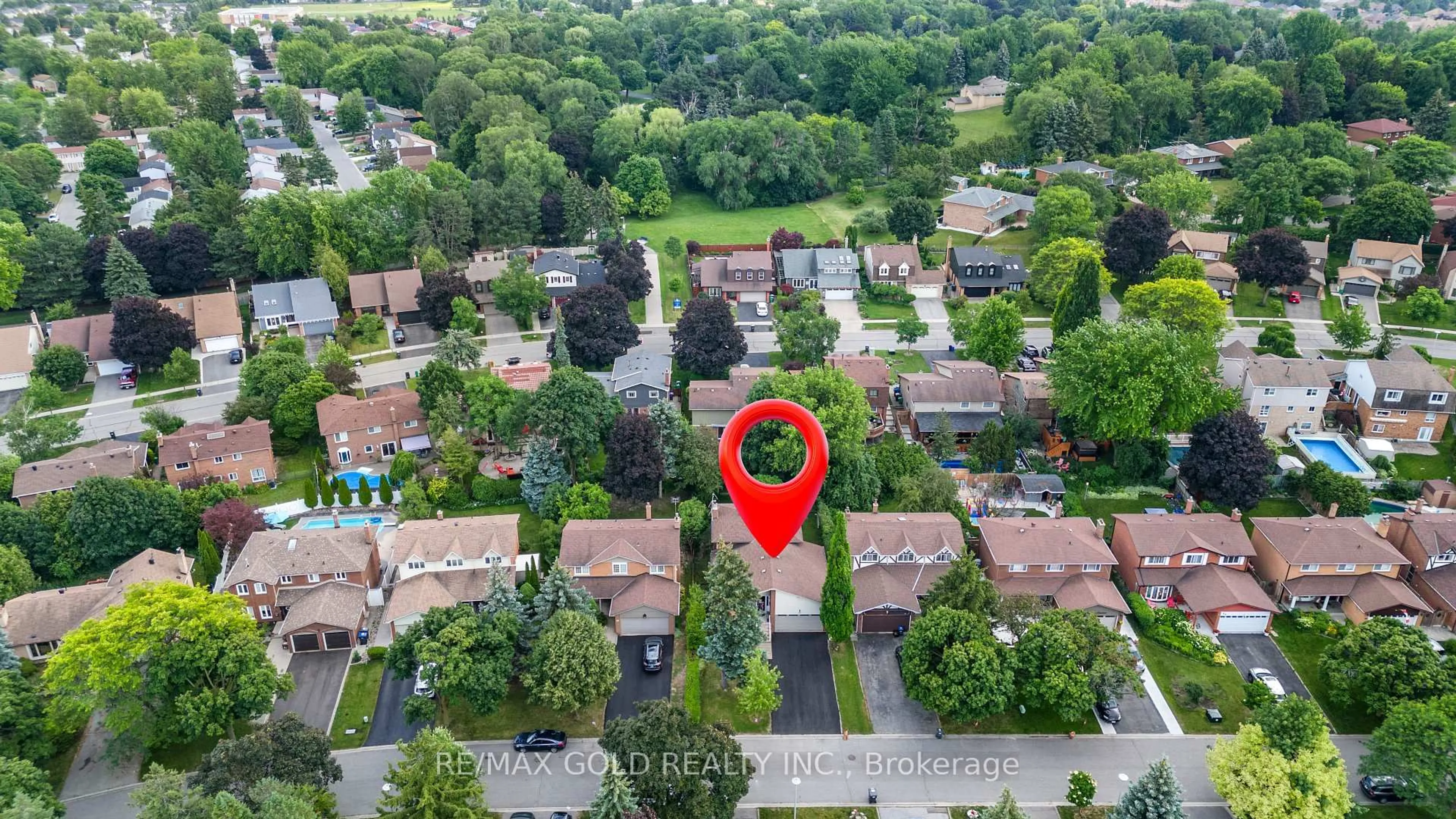 A pic from outside/outdoor area/front of a property/back of a property/a pic from drone, city buildings view from balcony for 48 Maidstone Cres, Brampton Ontario L6S 2Z5