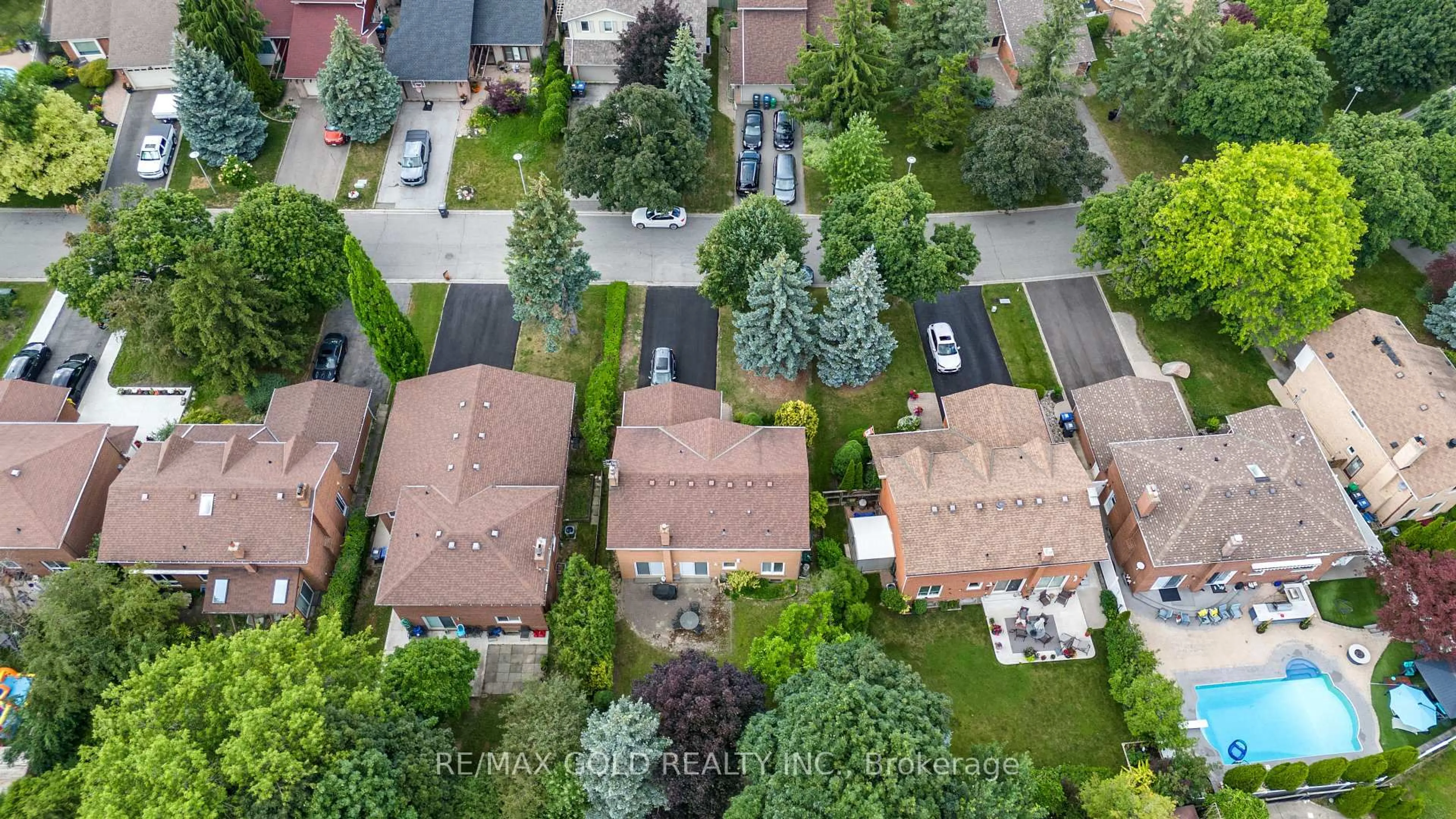 A pic from outside/outdoor area/front of a property/back of a property/a pic from drone, street for 48 Maidstone Cres, Brampton Ontario L6S 2Z5