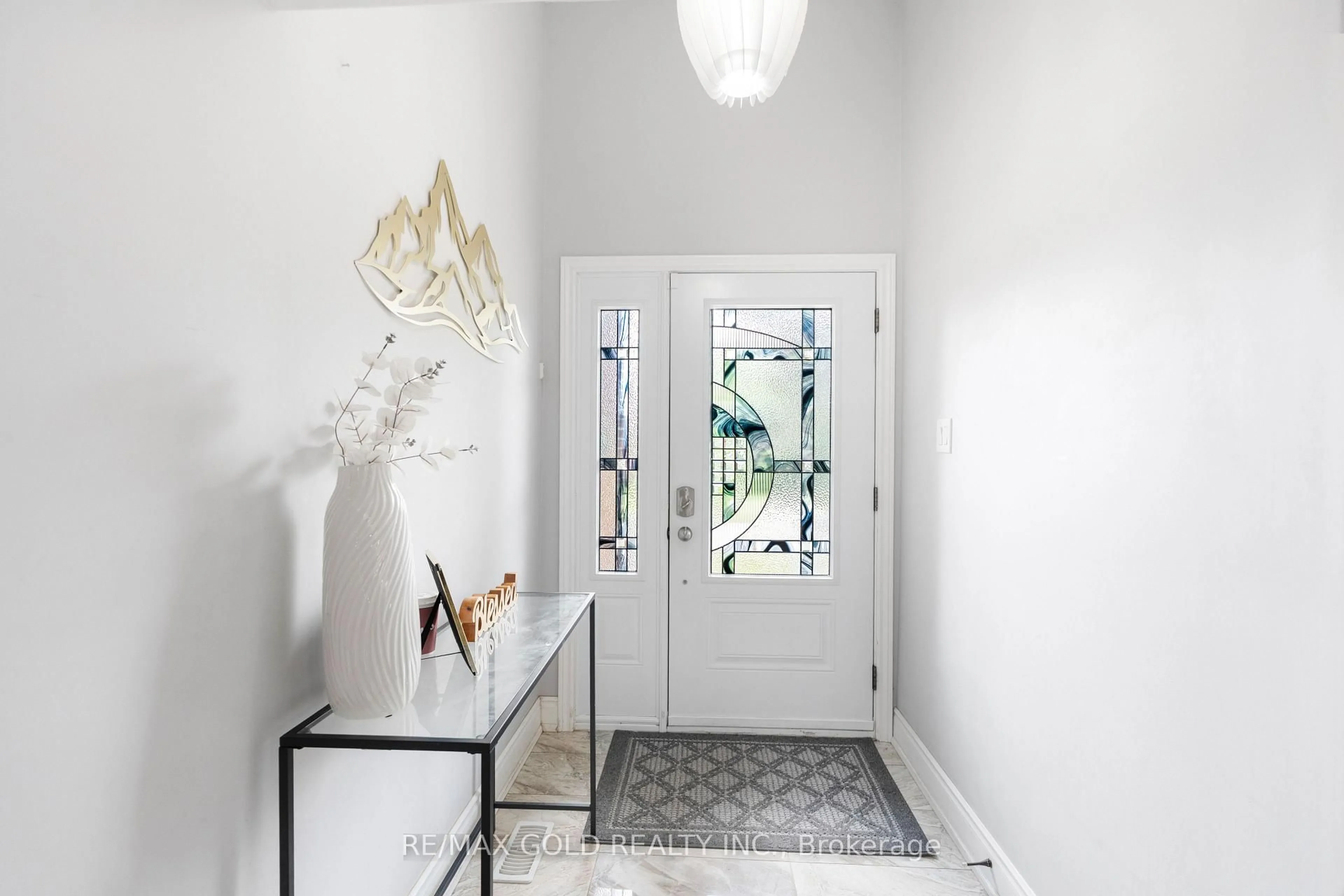Indoor entryway for 48 Maidstone Cres, Brampton Ontario L6S 2Z5