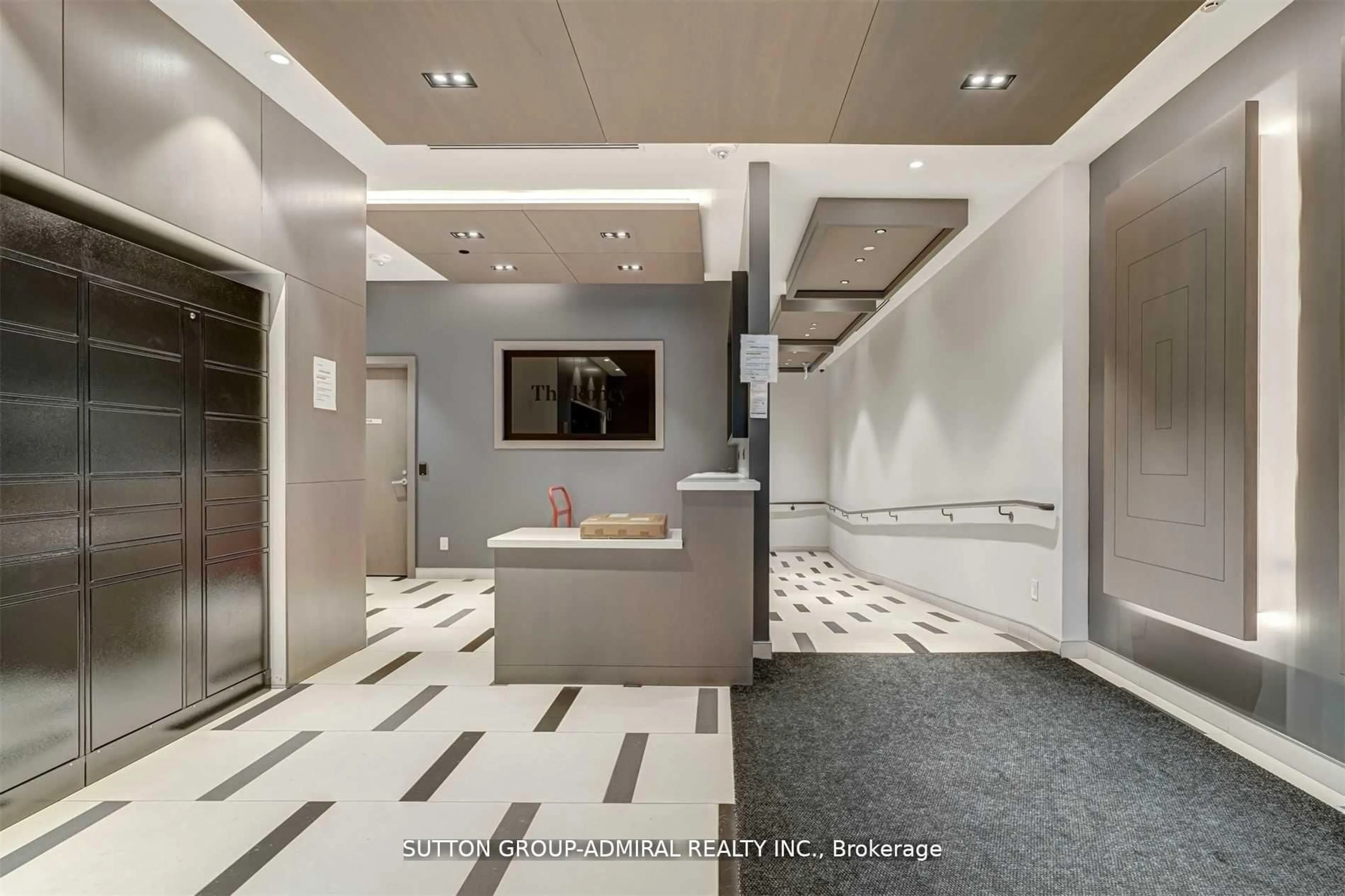 Indoor foyer for 430 Roncesvalles Ave #207, Toronto Ontario M6R 0A6