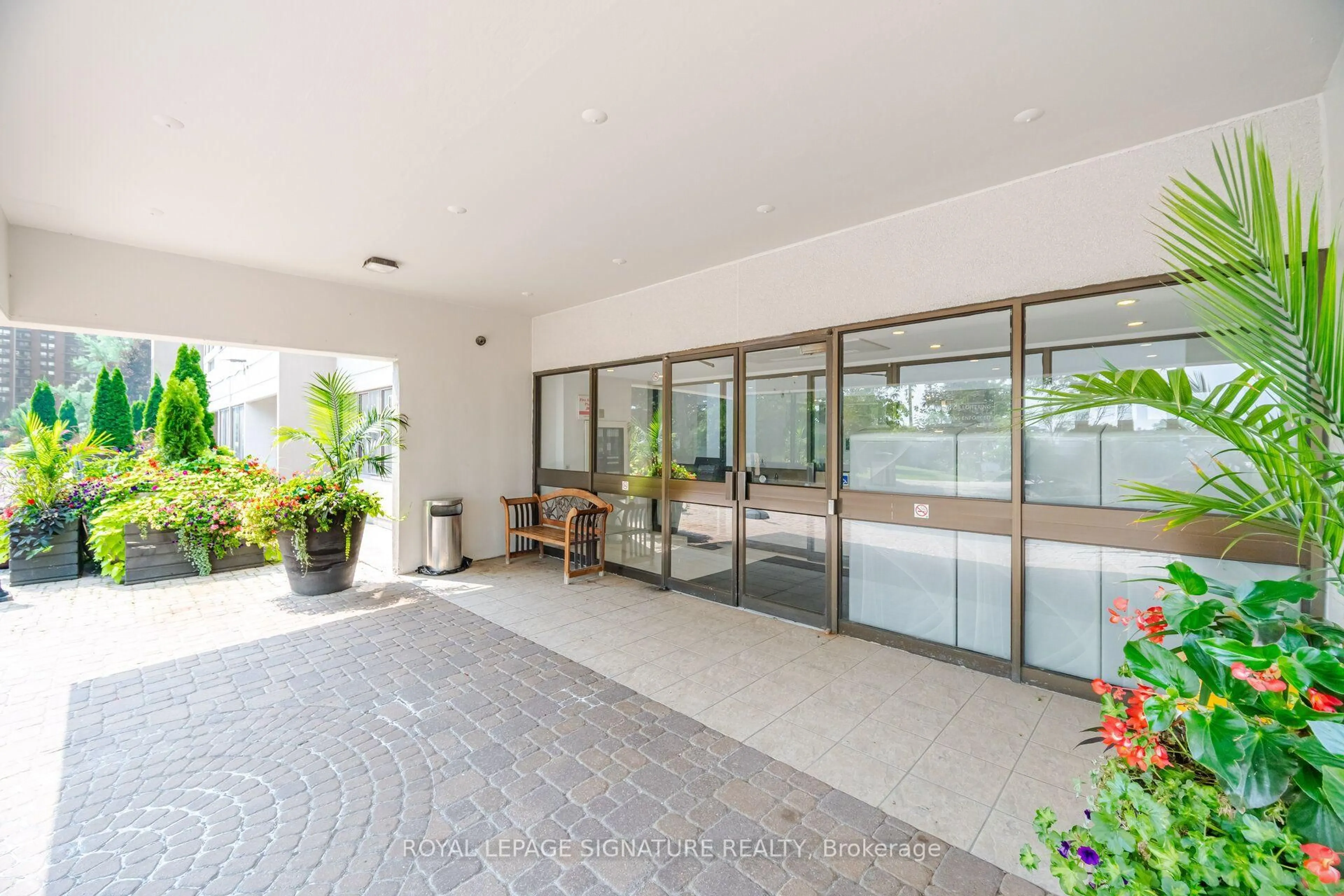 Indoor foyer for 1580 Mississauga Valley Blvd #906, Mississauga Ontario L5A 3T8