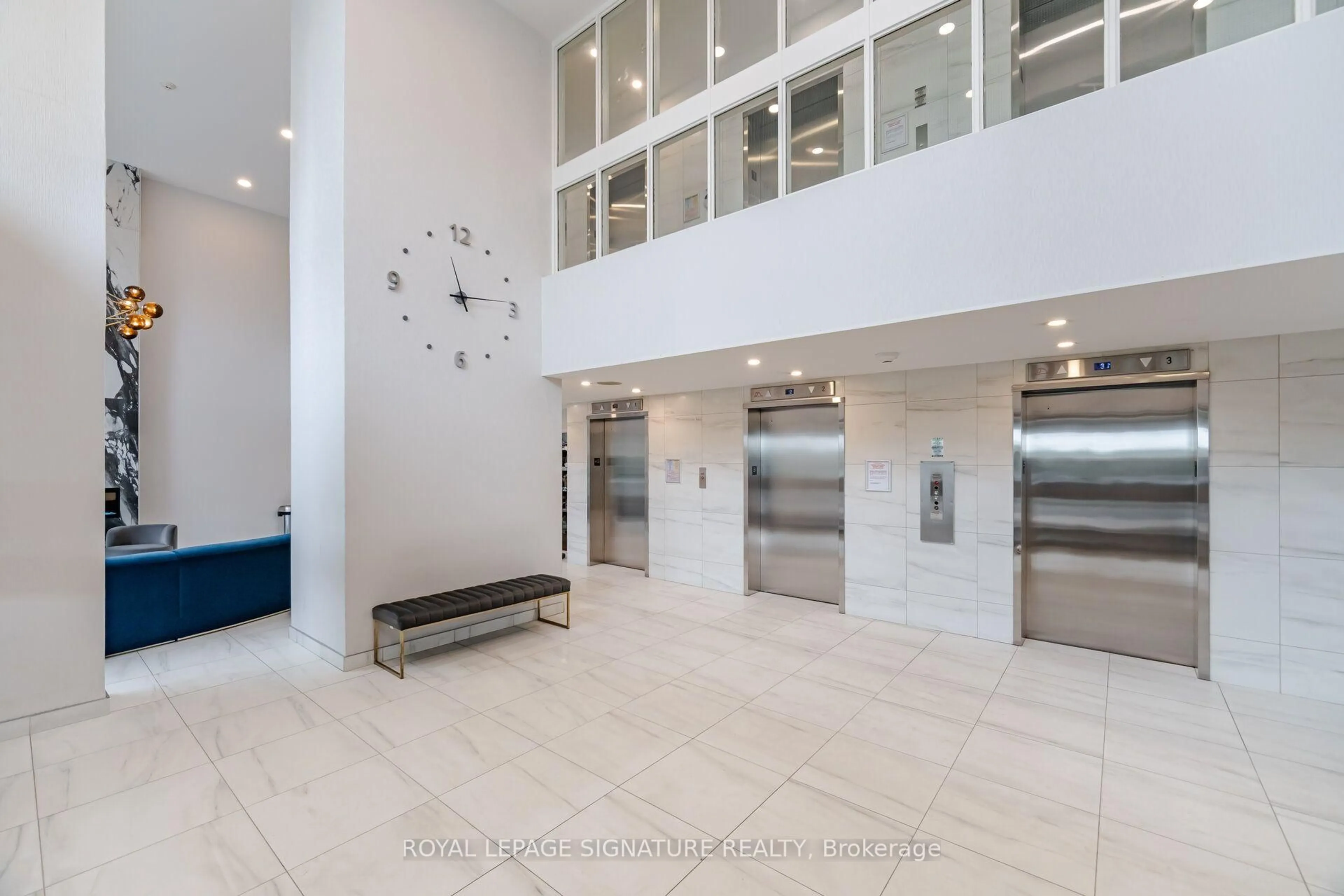 Indoor foyer for 1580 Mississauga Valley Blvd #906, Mississauga Ontario L5A 3T8