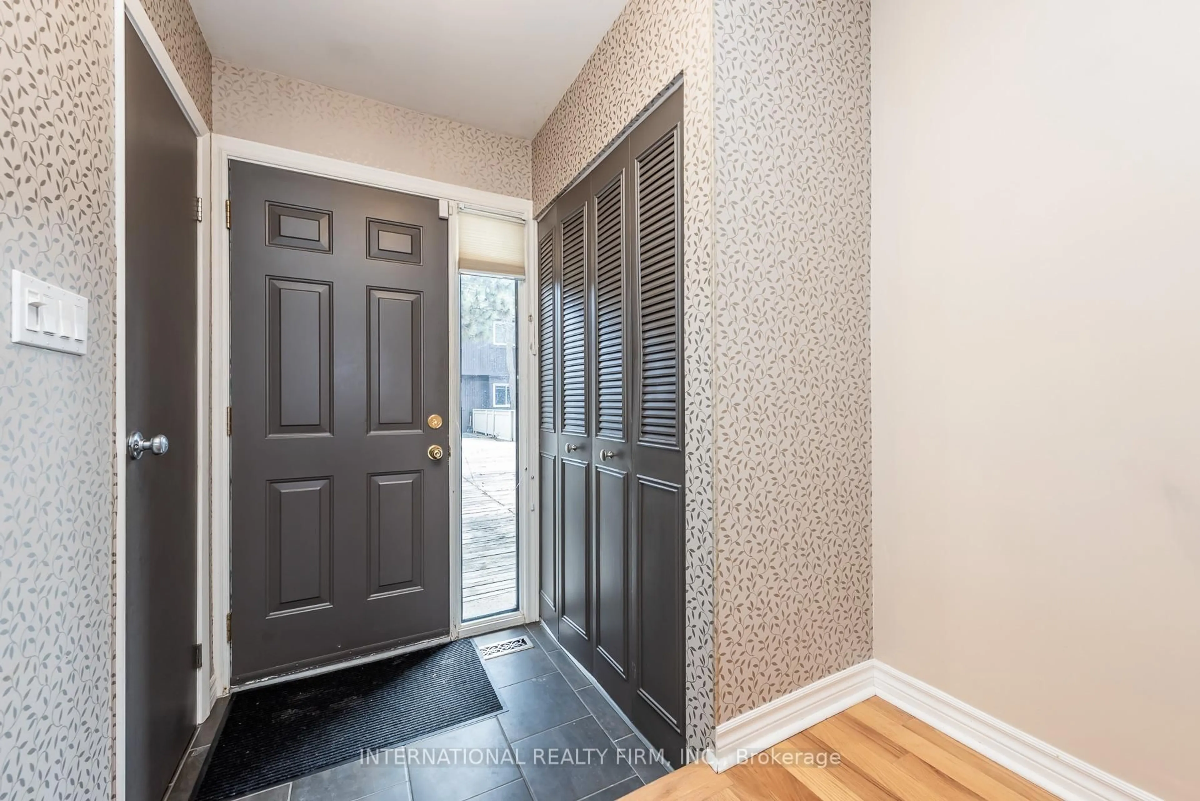 Indoor entryway for 6855 Glen Erin Dr #15, Mississauga Ontario L5N 1P6