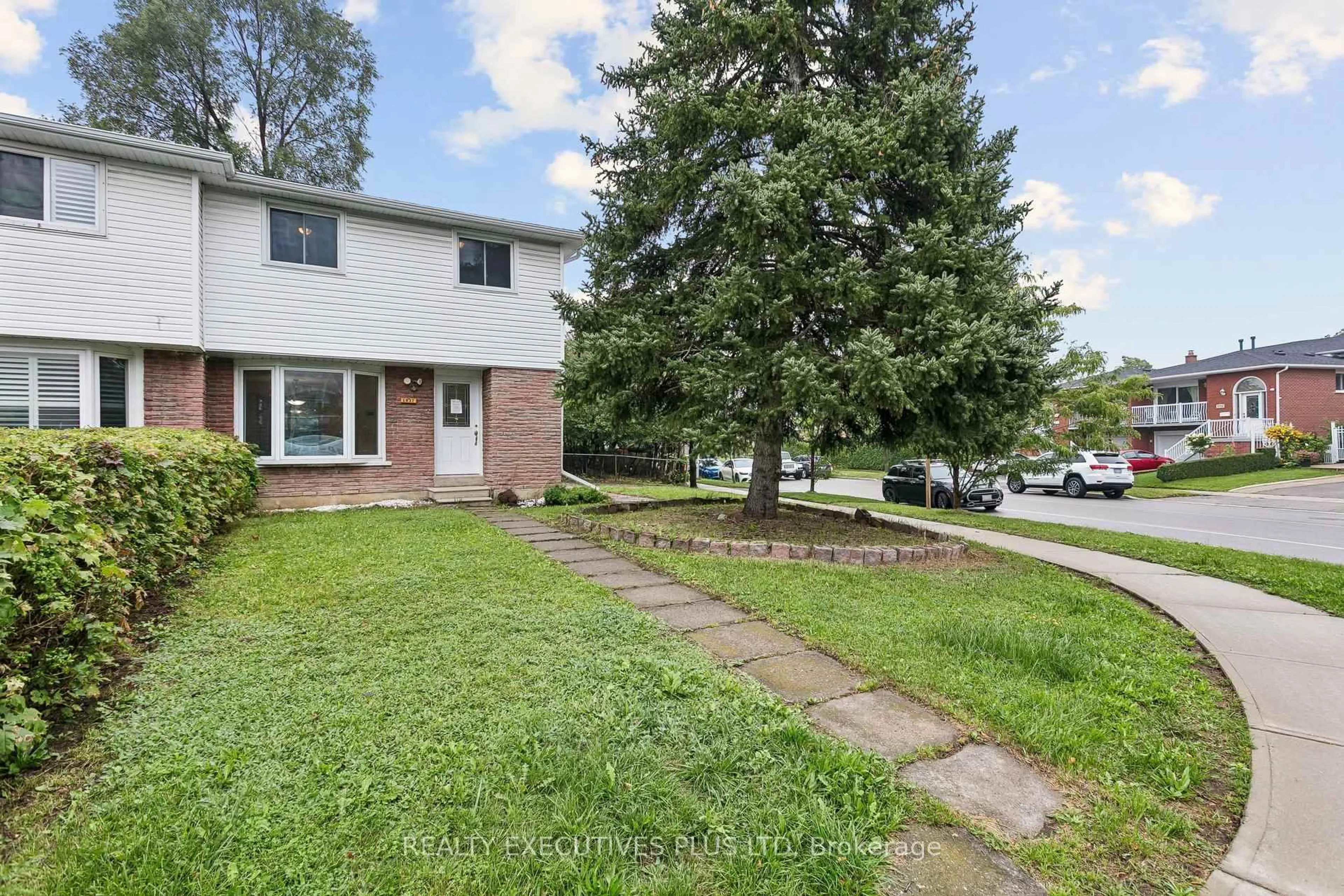 A pic from outside/outdoor area/front of a property/back of a property/a pic from drone, street for 1037 Stainton Dr, Mississauga Ontario L5C 1G3