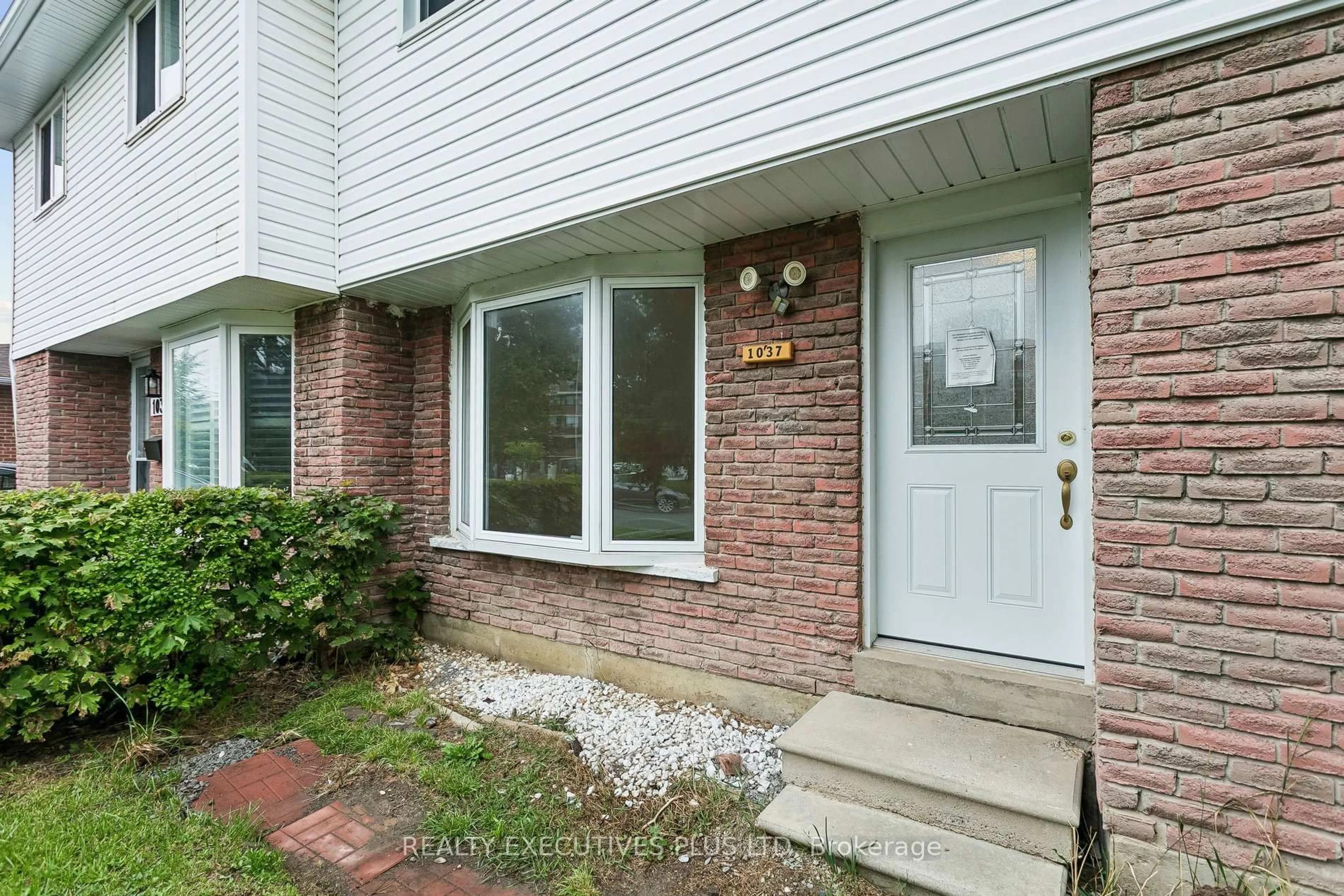 Unknown for 1037 Stainton Dr, Mississauga Ontario L5C 1G3