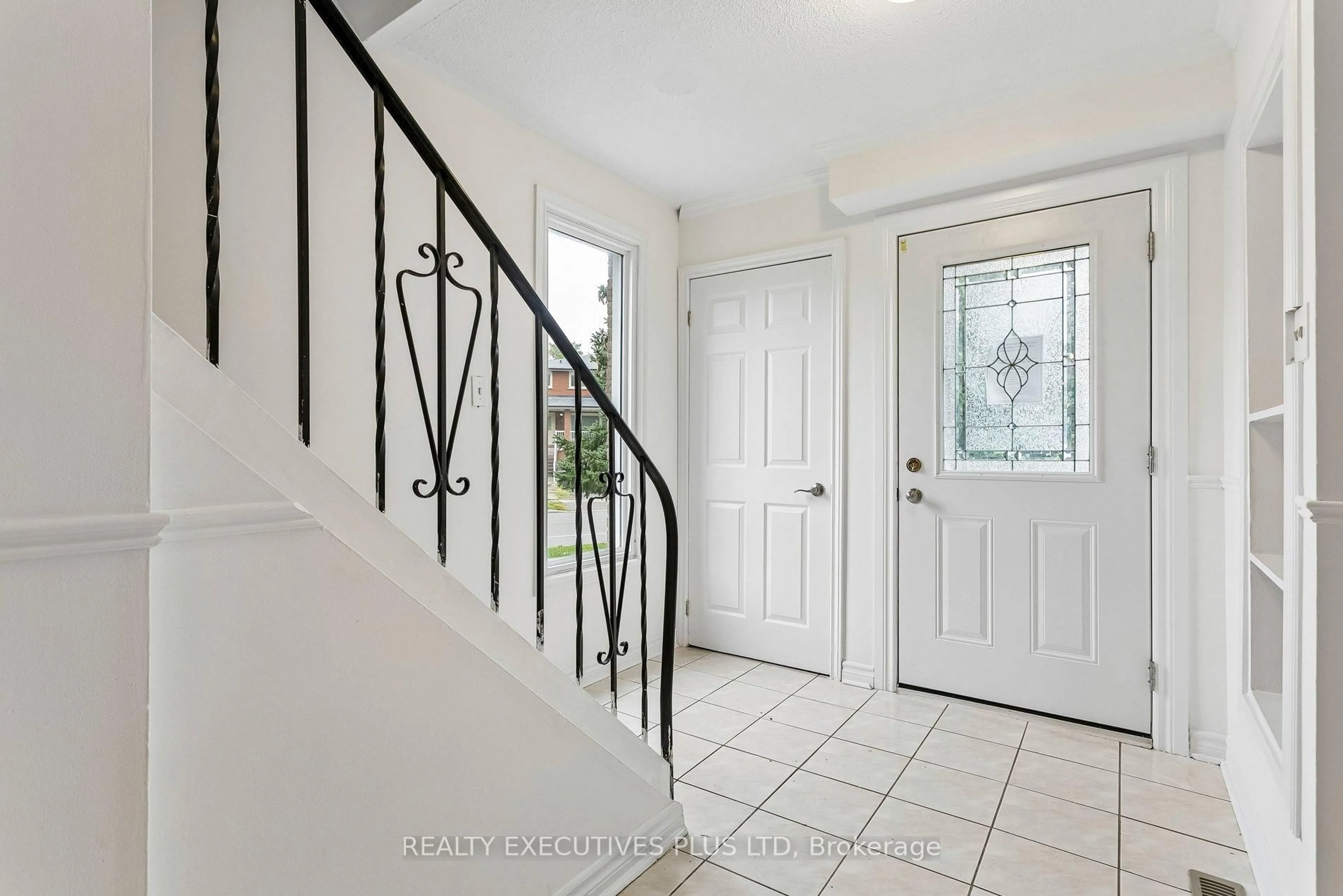 Indoor entryway for 1037 Stainton Dr, Mississauga Ontario L5C 1G3