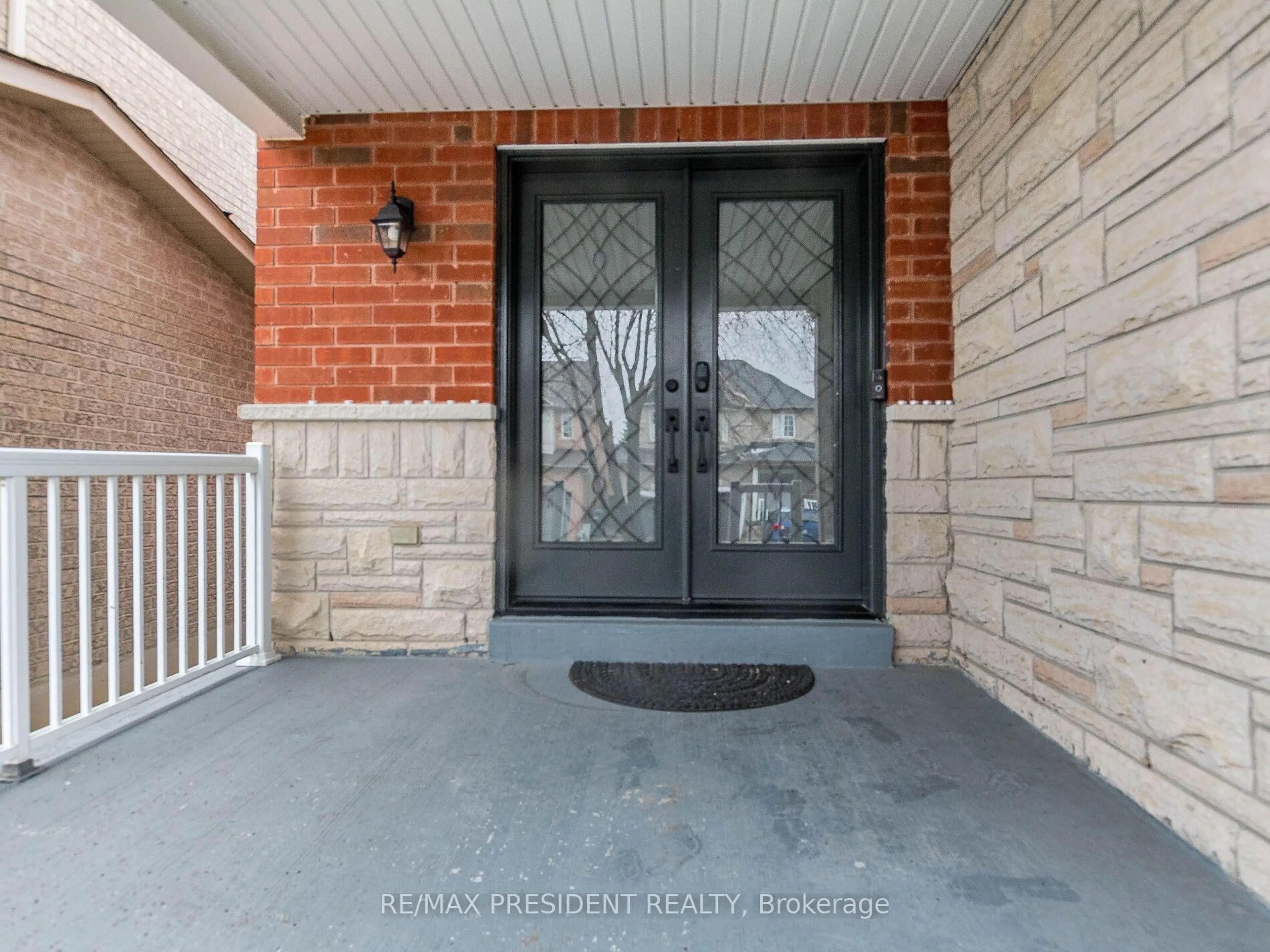 Indoor entryway for 8 River Heights Dr, Brampton Ontario L6P 2M9