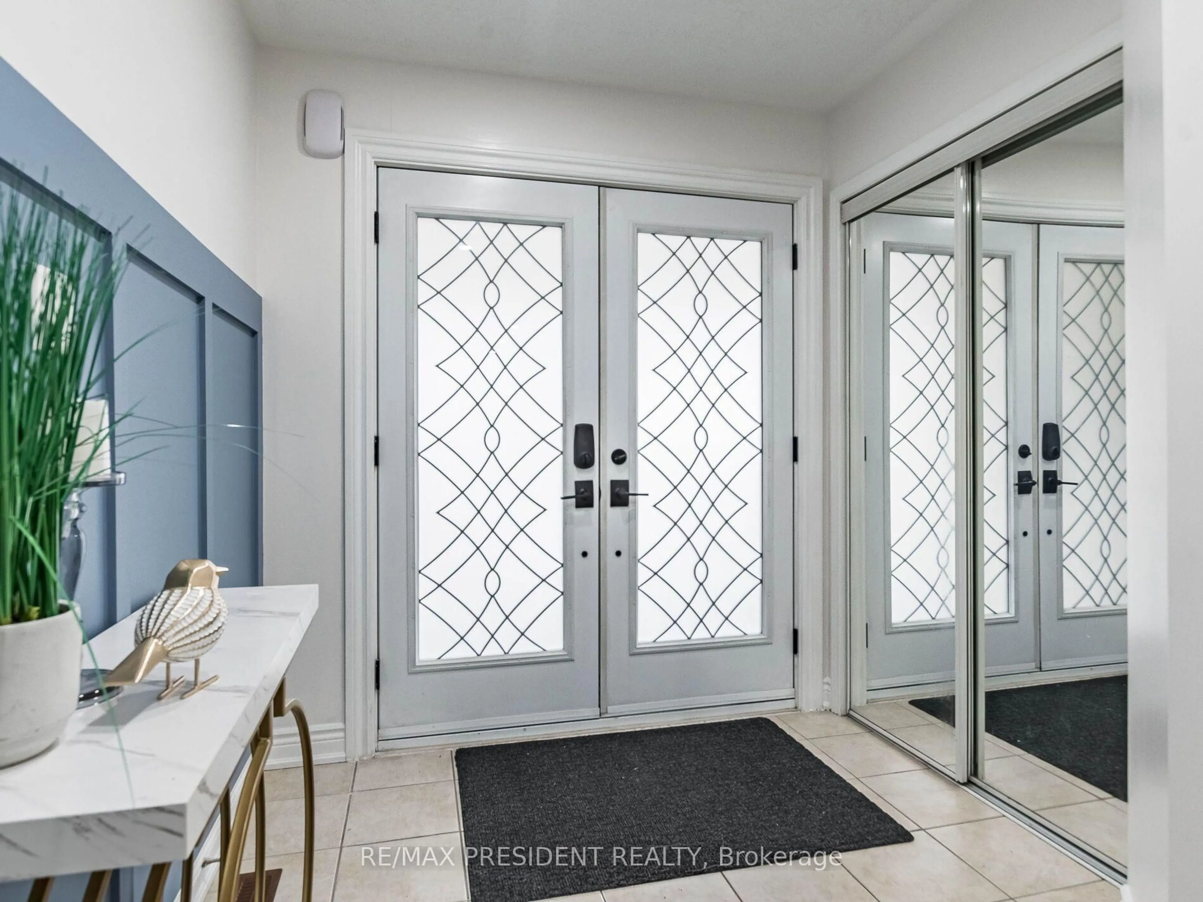 Indoor entryway for 8 River Heights Dr, Brampton Ontario L6P 2M9