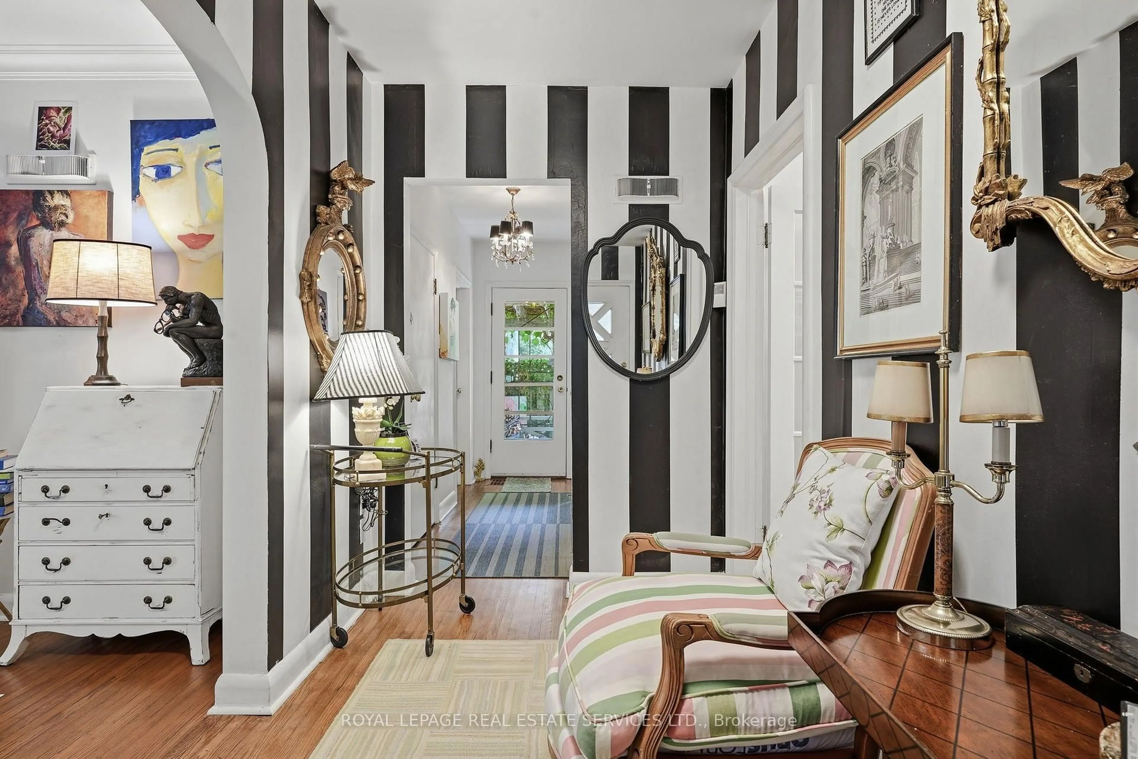 Indoor entryway for 344 Maple Ave, Oakville Ontario L6J 2H7