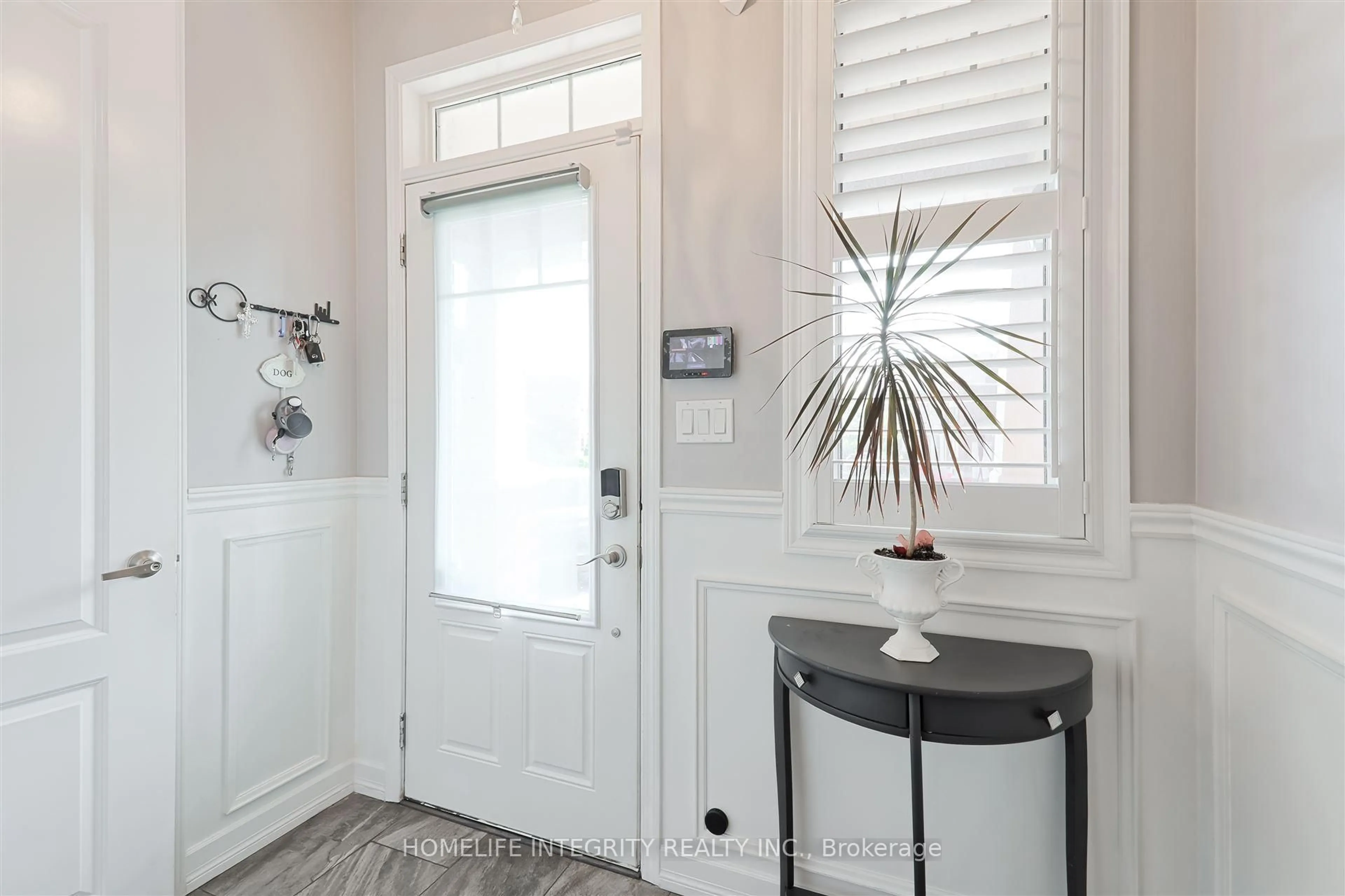Indoor entryway for 33 Klemscott Rd, Brampton Ontario L7A 0P5