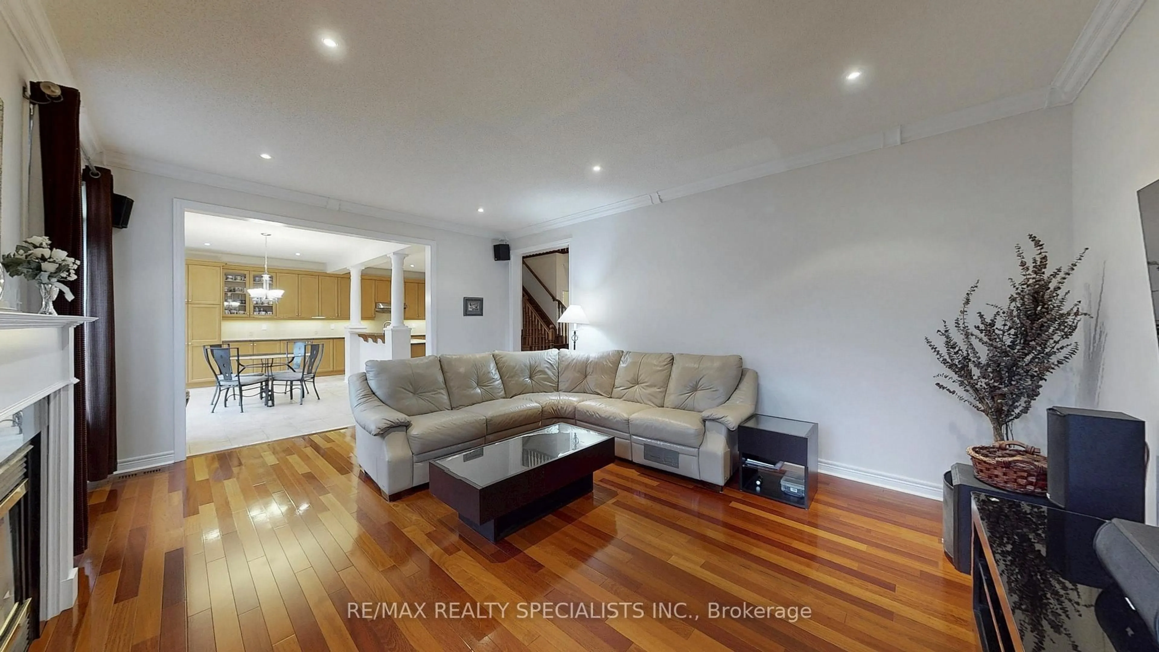 Living room with furniture, wood/laminate floor for 2258 Rochester Circ, Oakville Ontario L6M 5E1