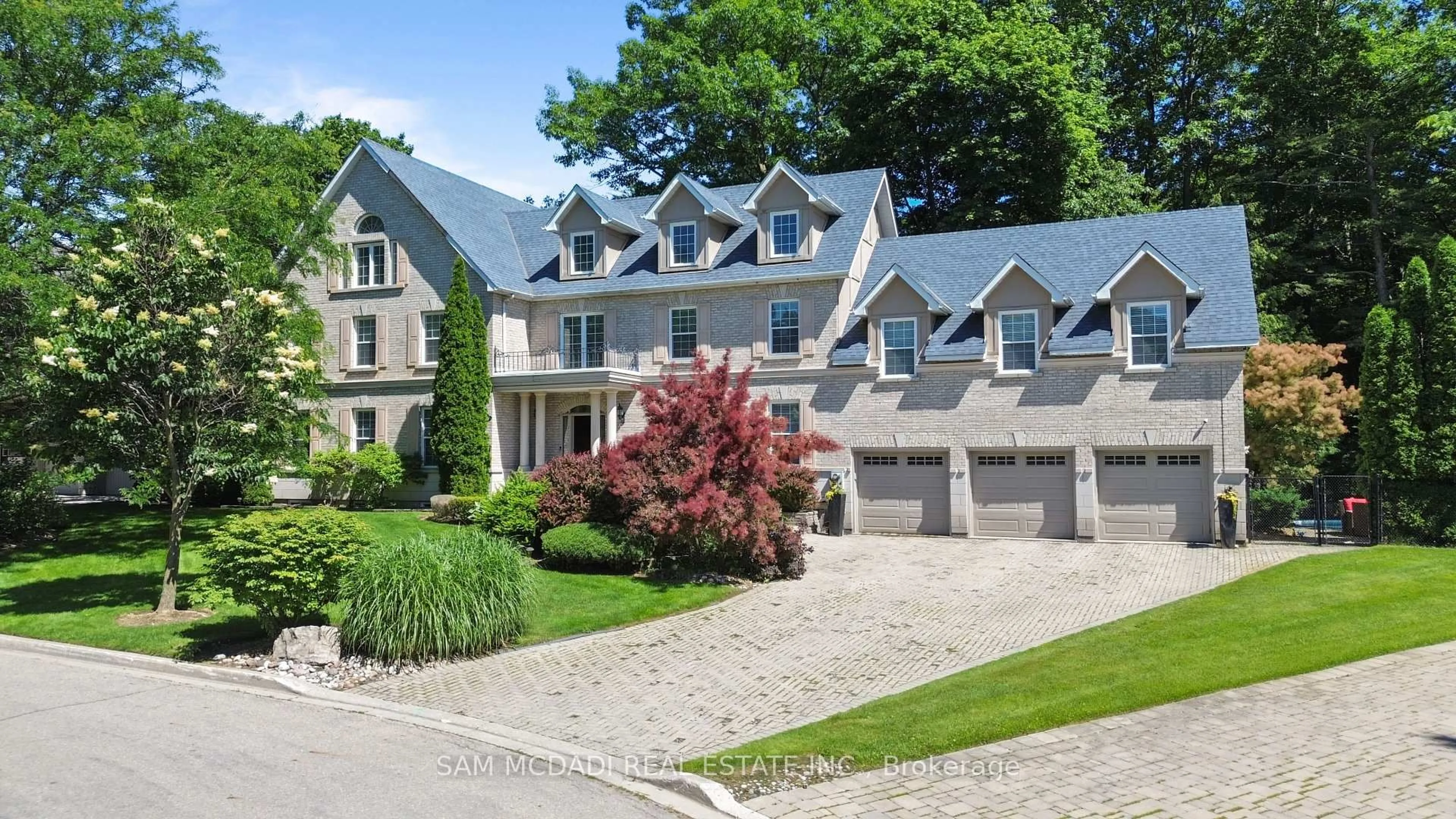 A pic from outside/outdoor area/front of a property/back of a property/a pic from drone, street for 3248 Barchester Crt, Mississauga Ontario L5L 5Z1