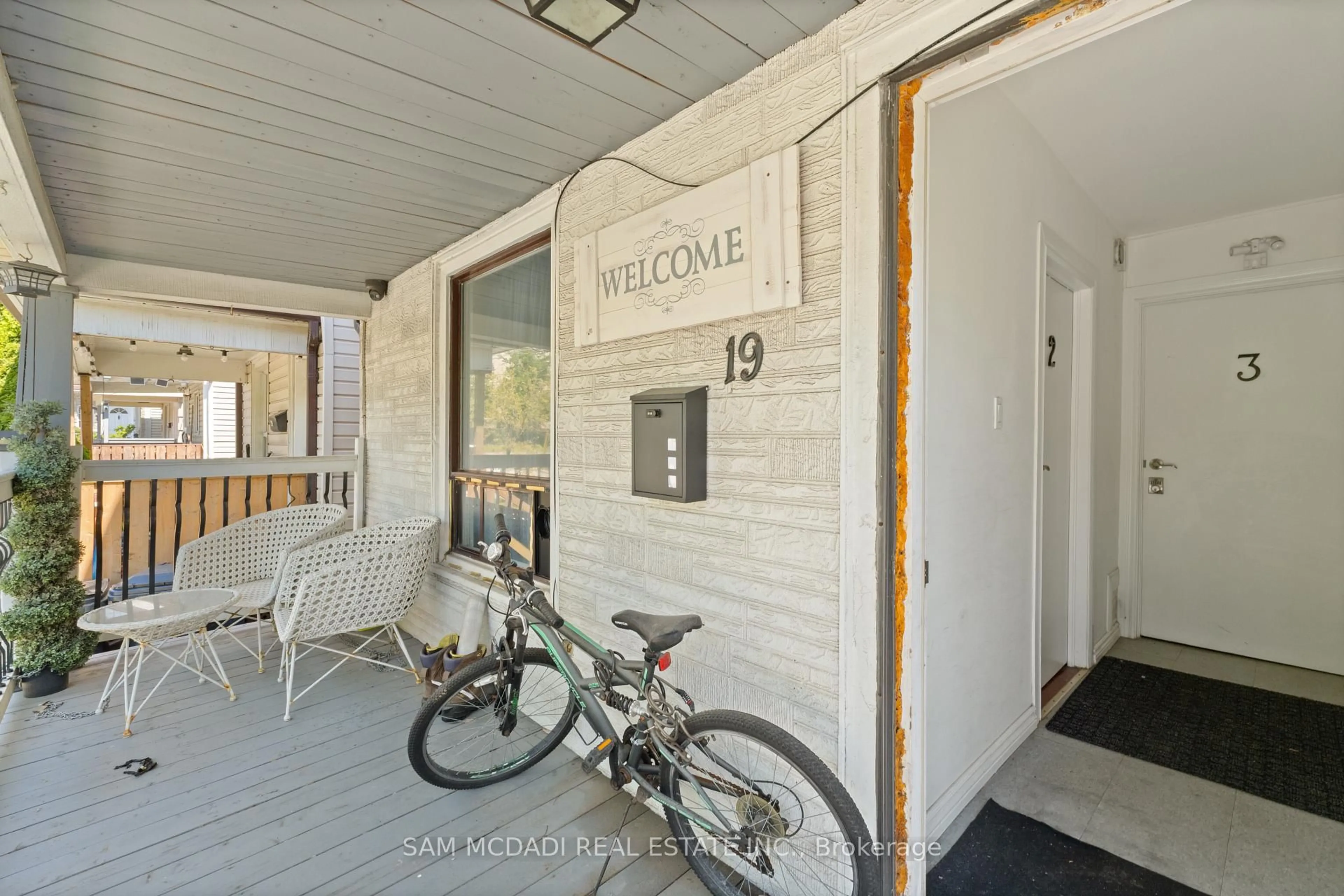 Indoor entryway for 19 Toffee Crt, Toronto Ontario M8V 3B9